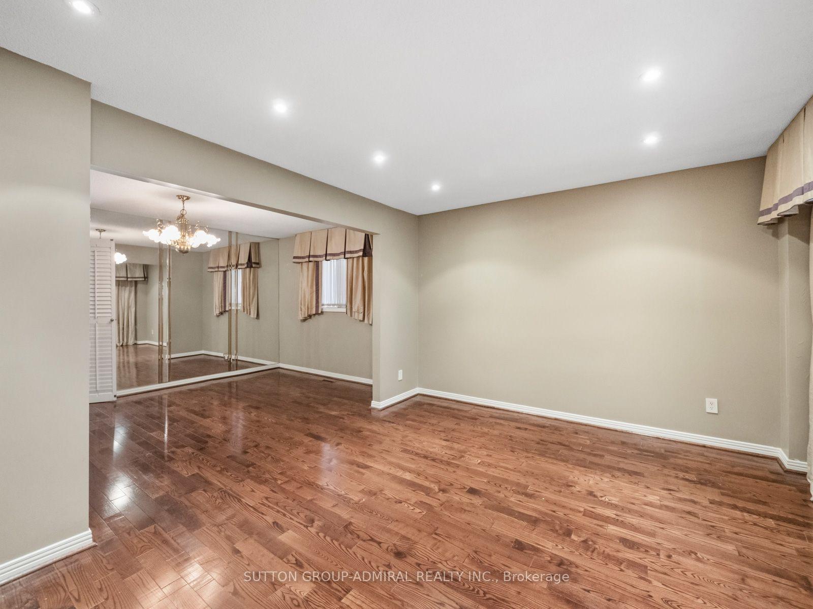 Photo 15 of 19 Jessica Gardens, Vaughan, Crestwood-Springfarm-Yorkhill — HOMEH