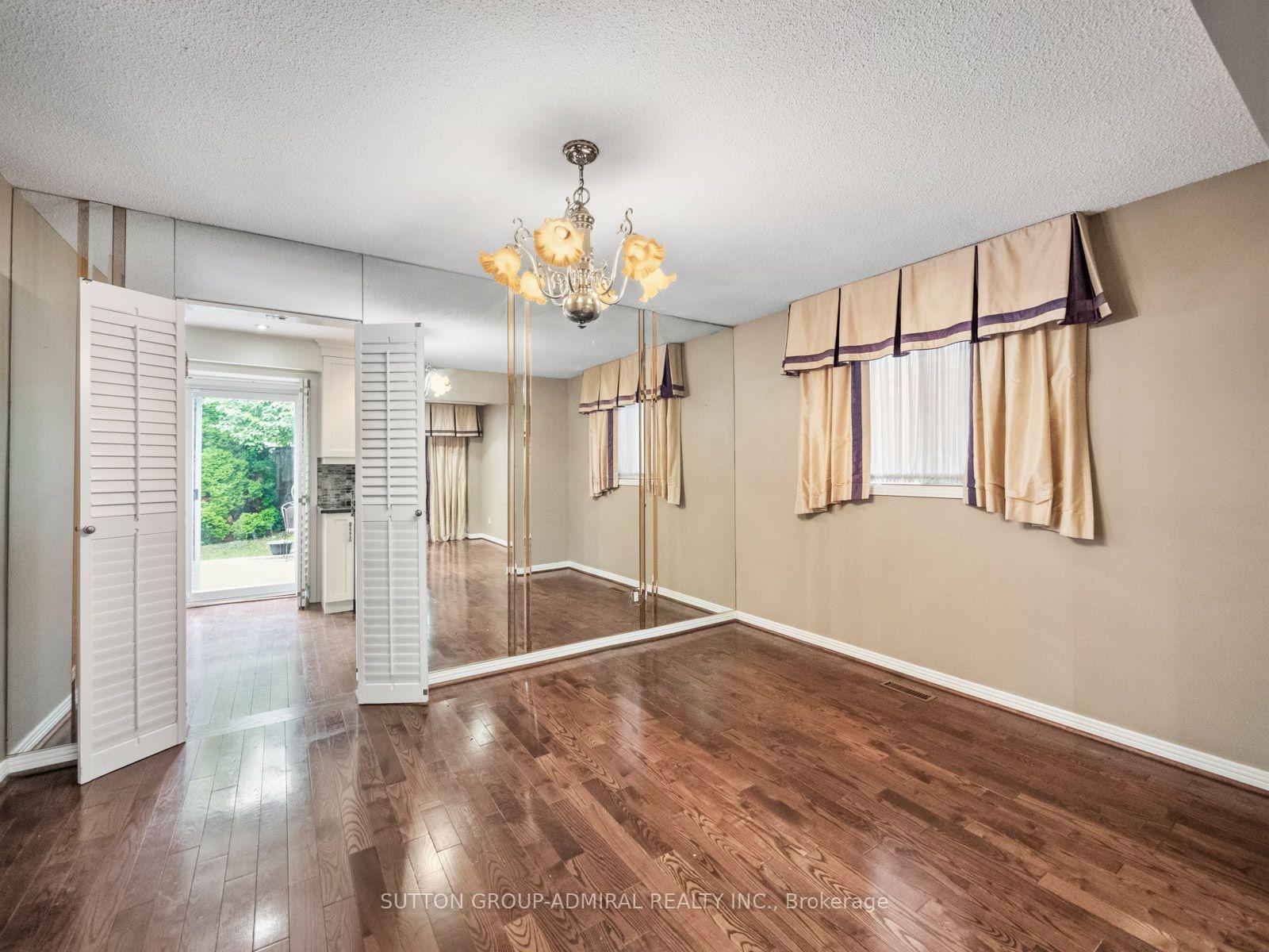 Photo 16 of 19 Jessica Gardens, Vaughan, Crestwood-Springfarm-Yorkhill — HOMEH