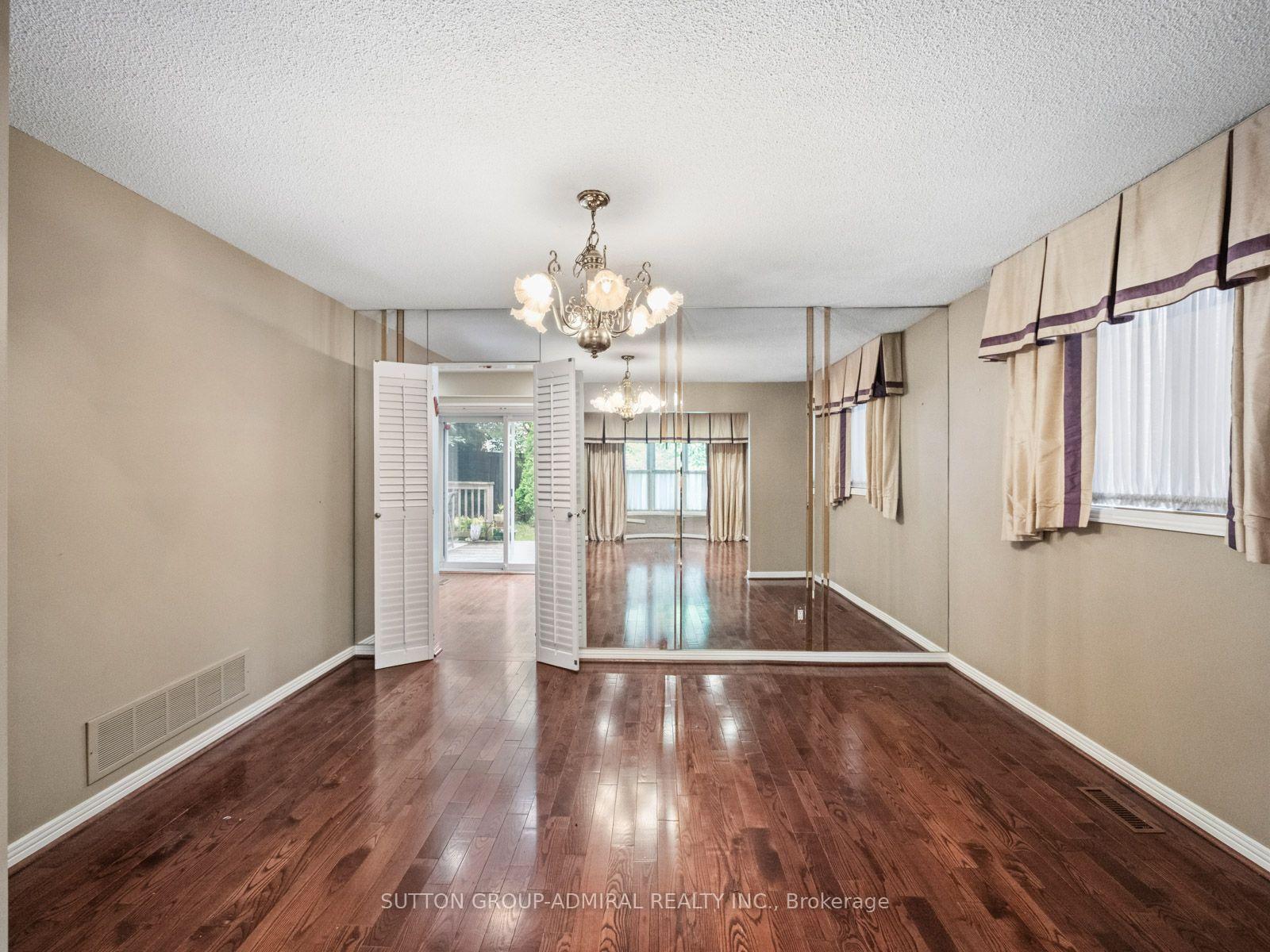 Photo 17 of 19 Jessica Gardens, Vaughan, Crestwood-Springfarm-Yorkhill — HOMEH