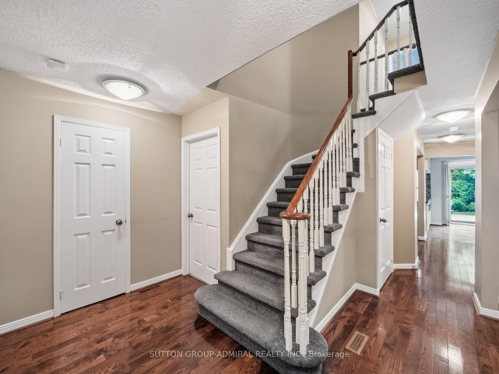 Photo 20 of 19 Jessica Gardens, Vaughan, Crestwood-Springfarm-Yorkhill — HOMEH