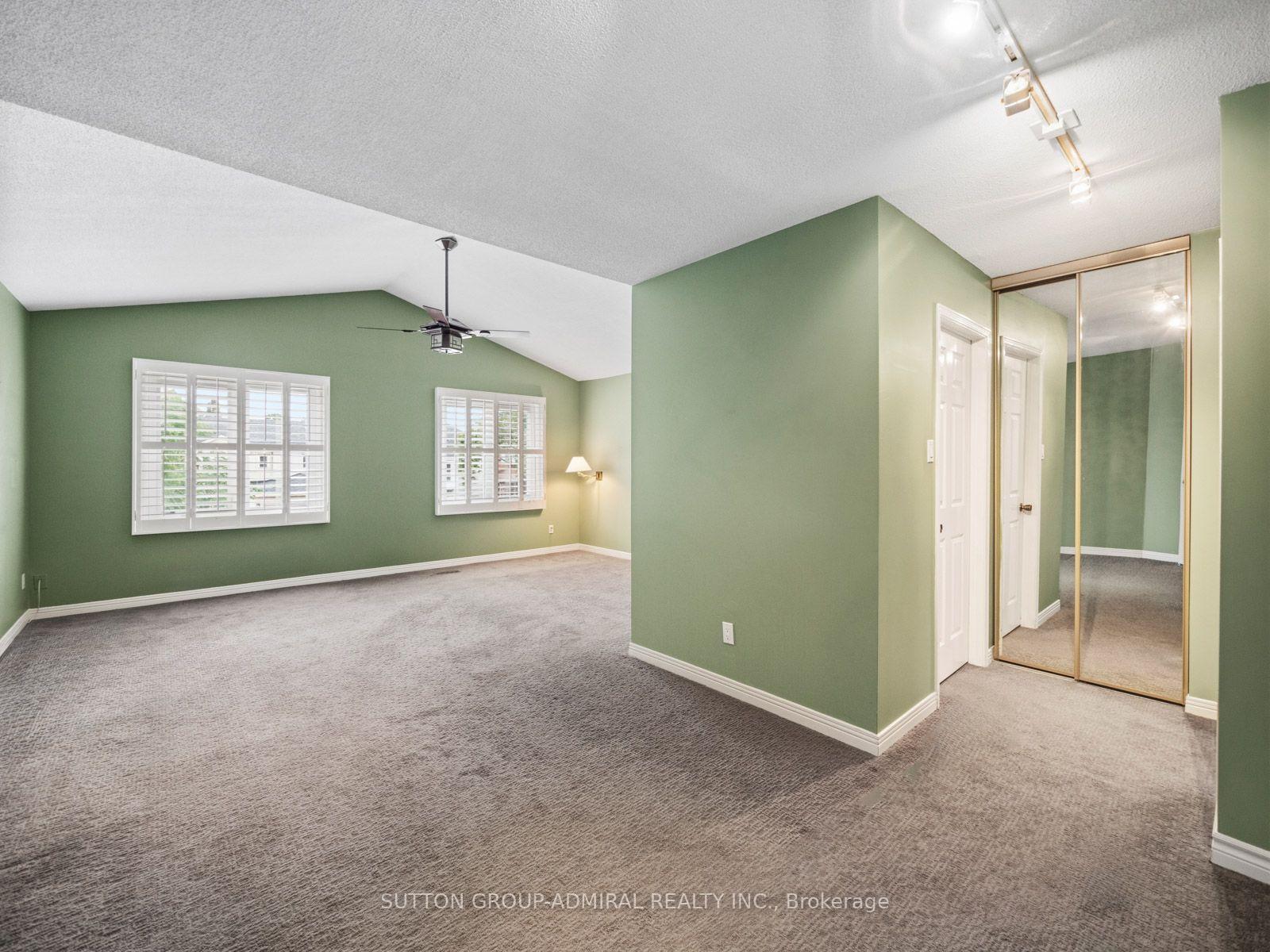 Photo 21 of 19 Jessica Gardens, Vaughan, Crestwood-Springfarm-Yorkhill — HOMEH