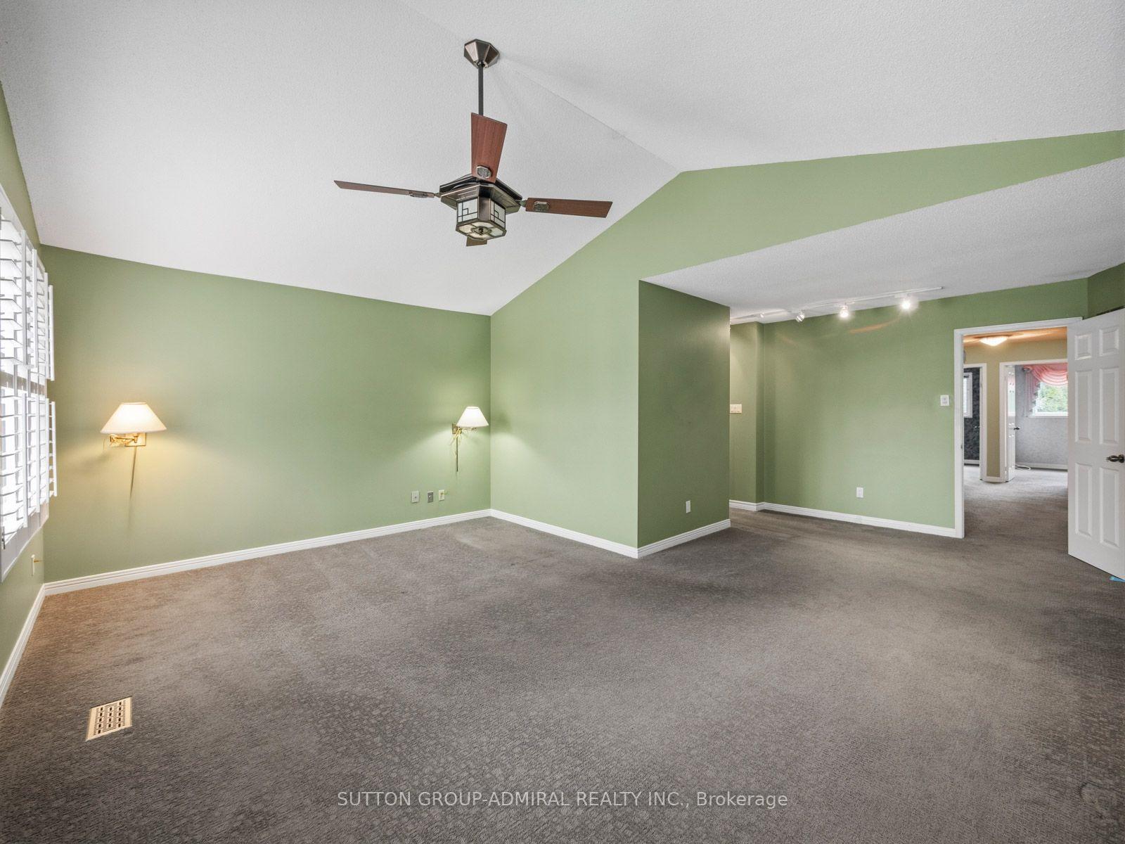 Photo 24 of 19 Jessica Gardens, Vaughan, Crestwood-Springfarm-Yorkhill — HOMEH