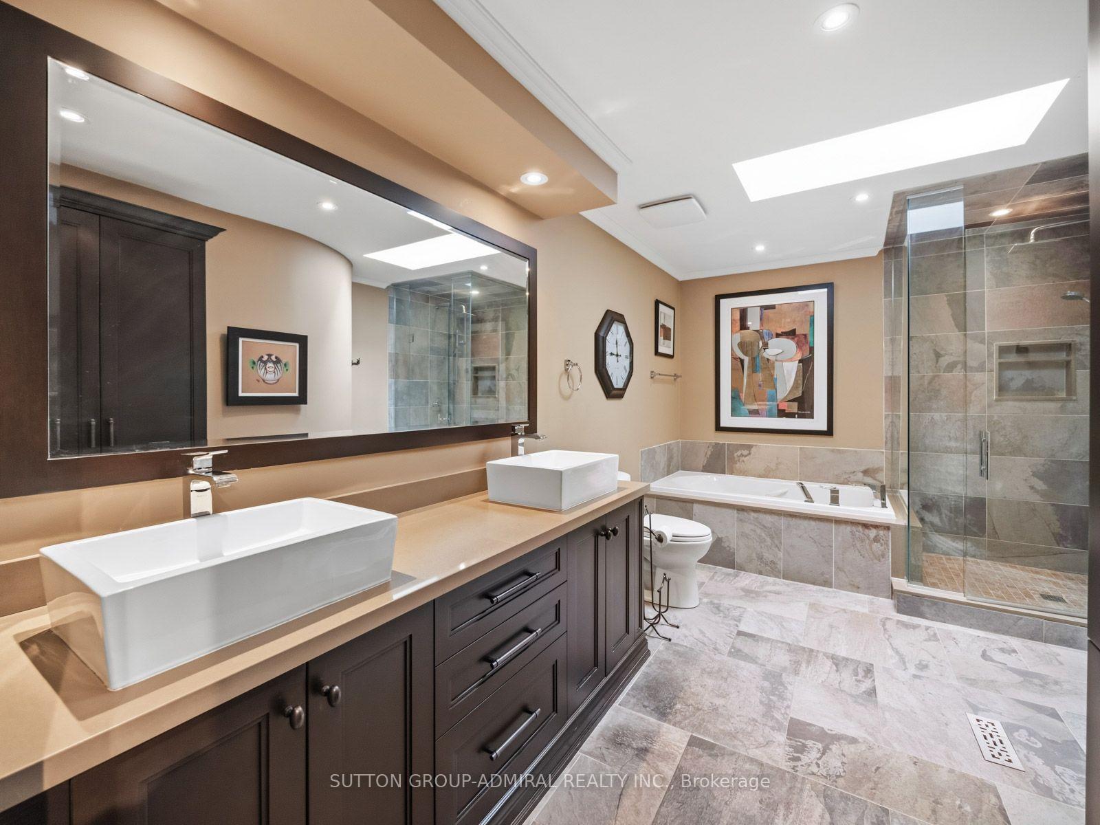 Photo 25 of 19 Jessica Gardens, Vaughan, Crestwood-Springfarm-Yorkhill — HOMEH