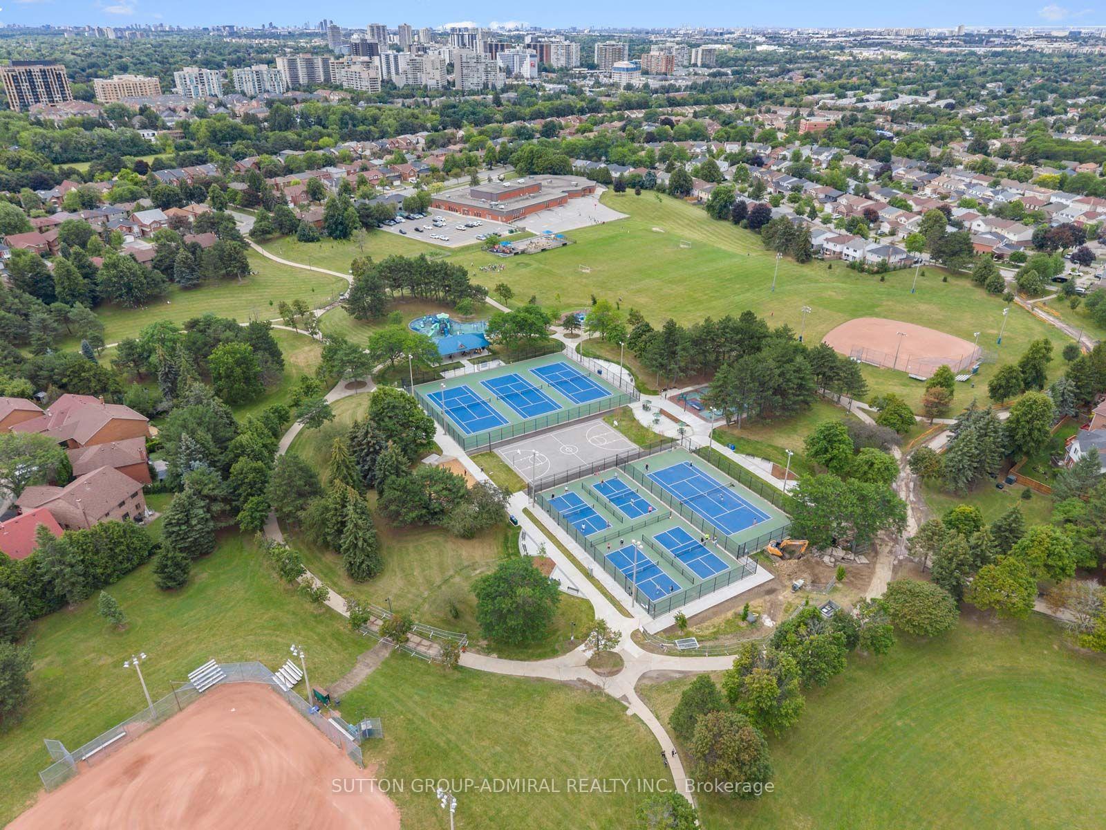 Photo 40 of 19 Jessica Gardens, Vaughan, Crestwood-Springfarm-Yorkhill — HOMEH