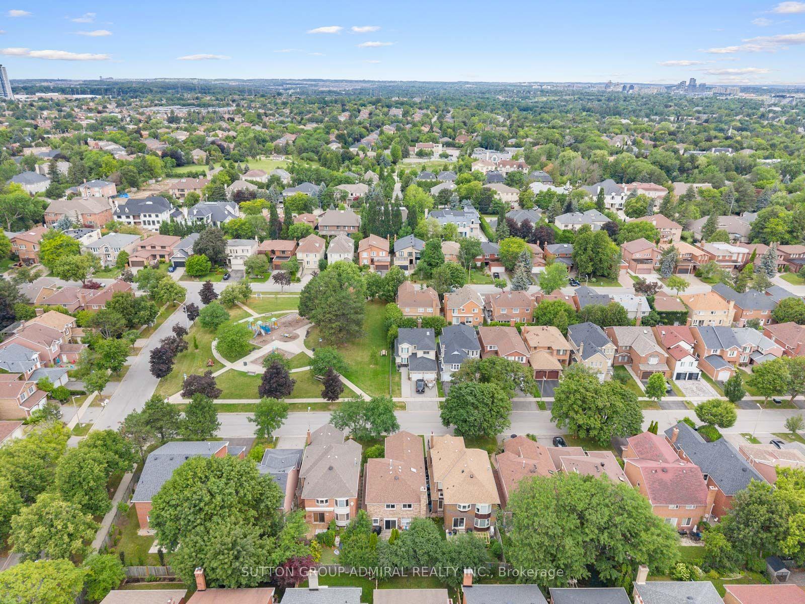 Photo 41 of 19 Jessica Gardens, Vaughan, Crestwood-Springfarm-Yorkhill — HOMEH