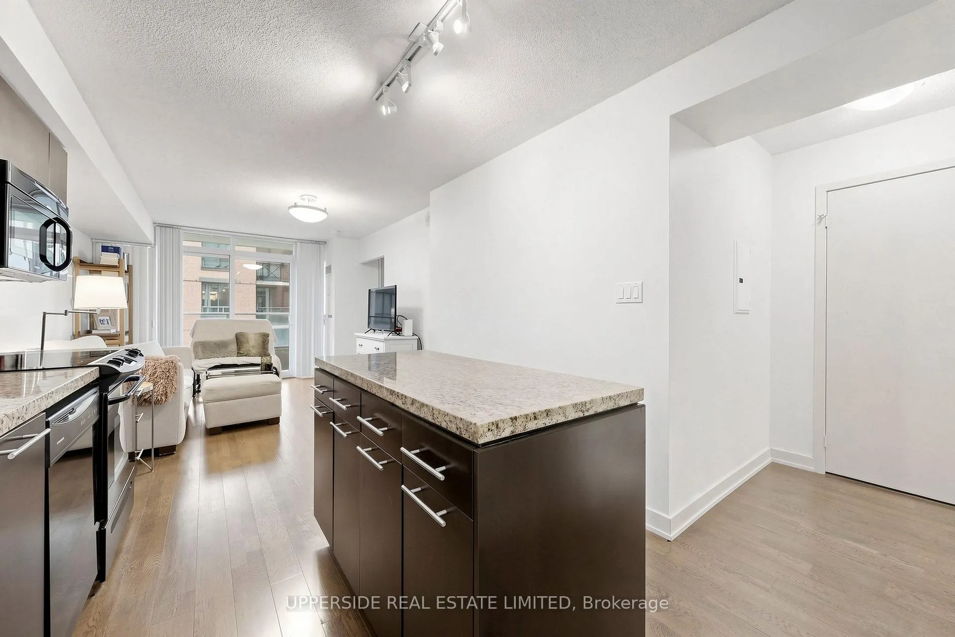 Photo 8 of Unit 607, 126 Simcoe Street, Toronto, Waterfront Communities — HOMEH