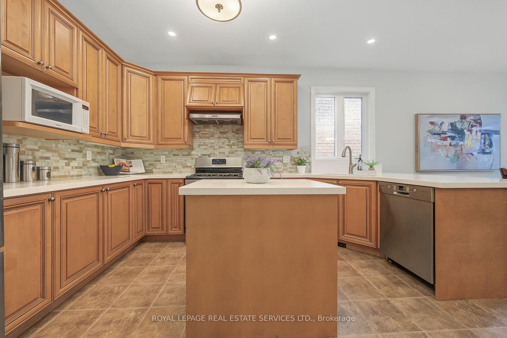 Photo 7 of 3368 Raspberry Bush Trail, Oakville, Bronte — HOMEH