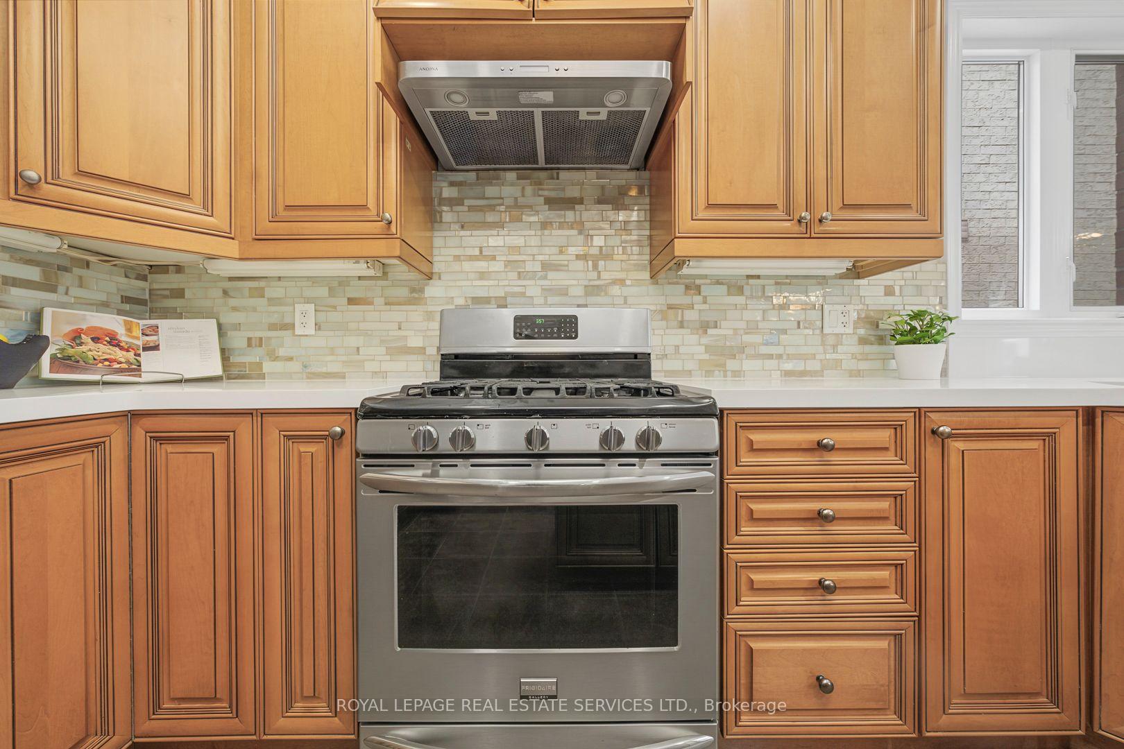 Photo 8 of 3368 Raspberry Bush Trail, Oakville, Bronte — HOMEH