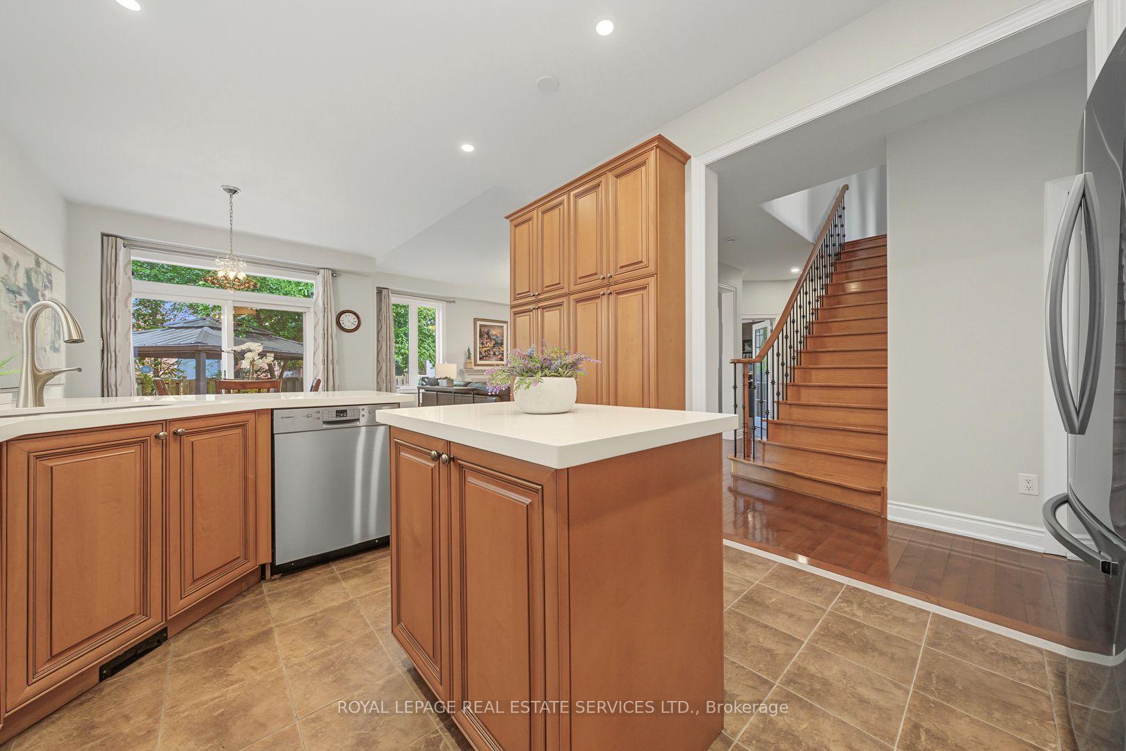 Photo 9 of 3368 Raspberry Bush Trail, Oakville, Bronte — HOMEH