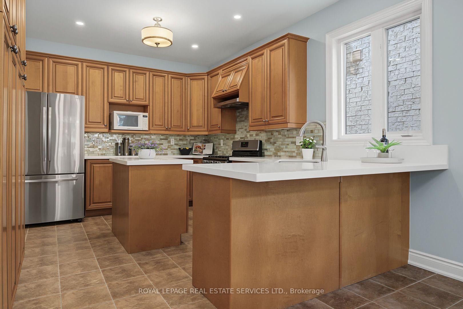 Photo 10 of 3368 Raspberry Bush Trail, Oakville, Bronte — HOMEH