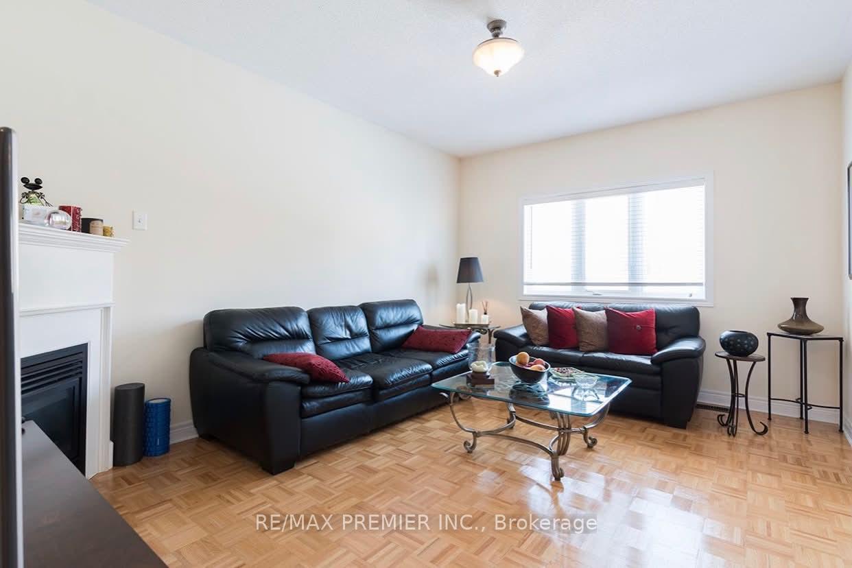Photo 2 of 144 Greenview Circle, Vaughan, Rural Vaughan — HOMEH