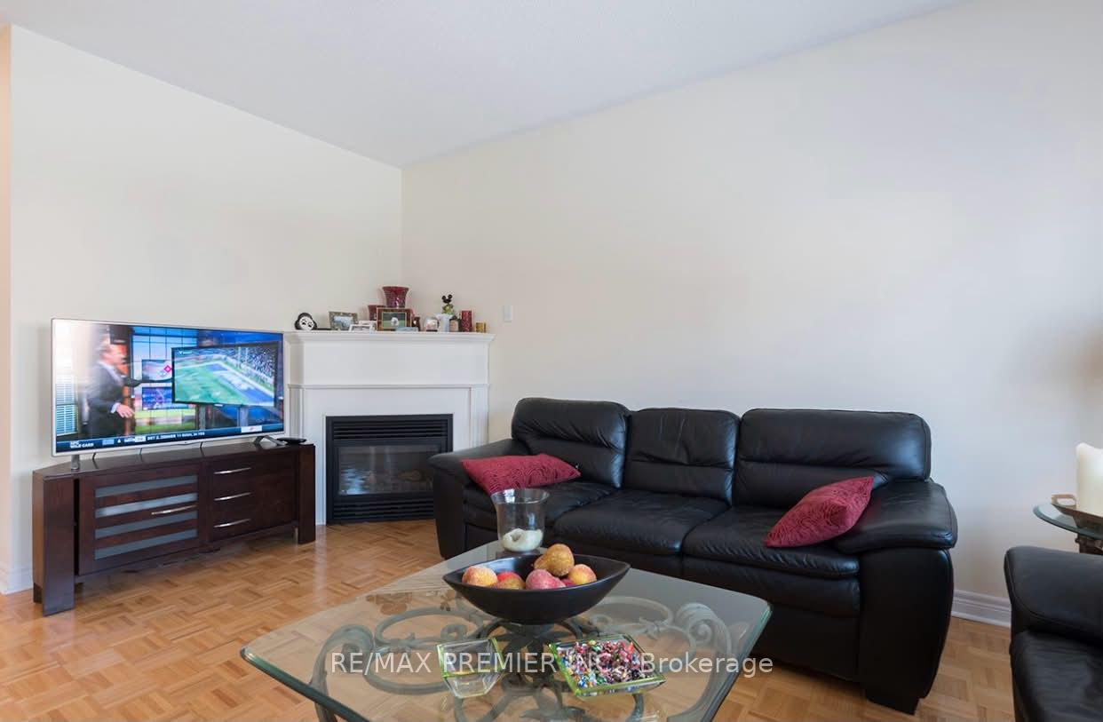 Photo 3 of 144 Greenview Circle, Vaughan, Rural Vaughan — HOMEH