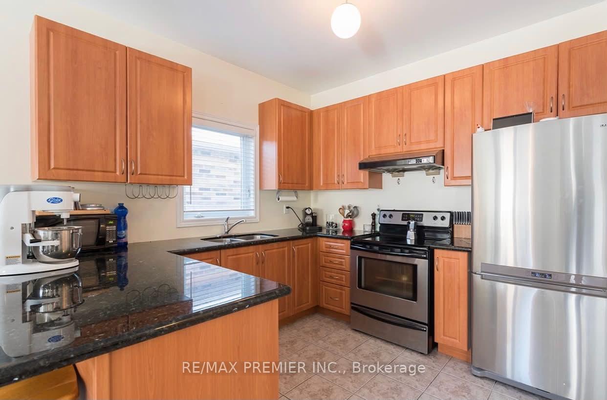 Photo 4 of 144 Greenview Circle, Vaughan, Rural Vaughan — HOMEH