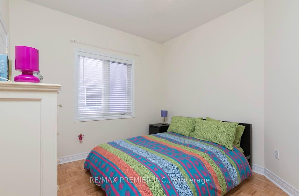 Photo 8 of 144 Greenview Circle, Vaughan, Rural Vaughan — HOMEH
