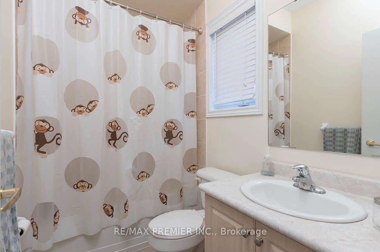 Photo 9 of 144 Greenview Circle, Vaughan, Rural Vaughan — HOMEH