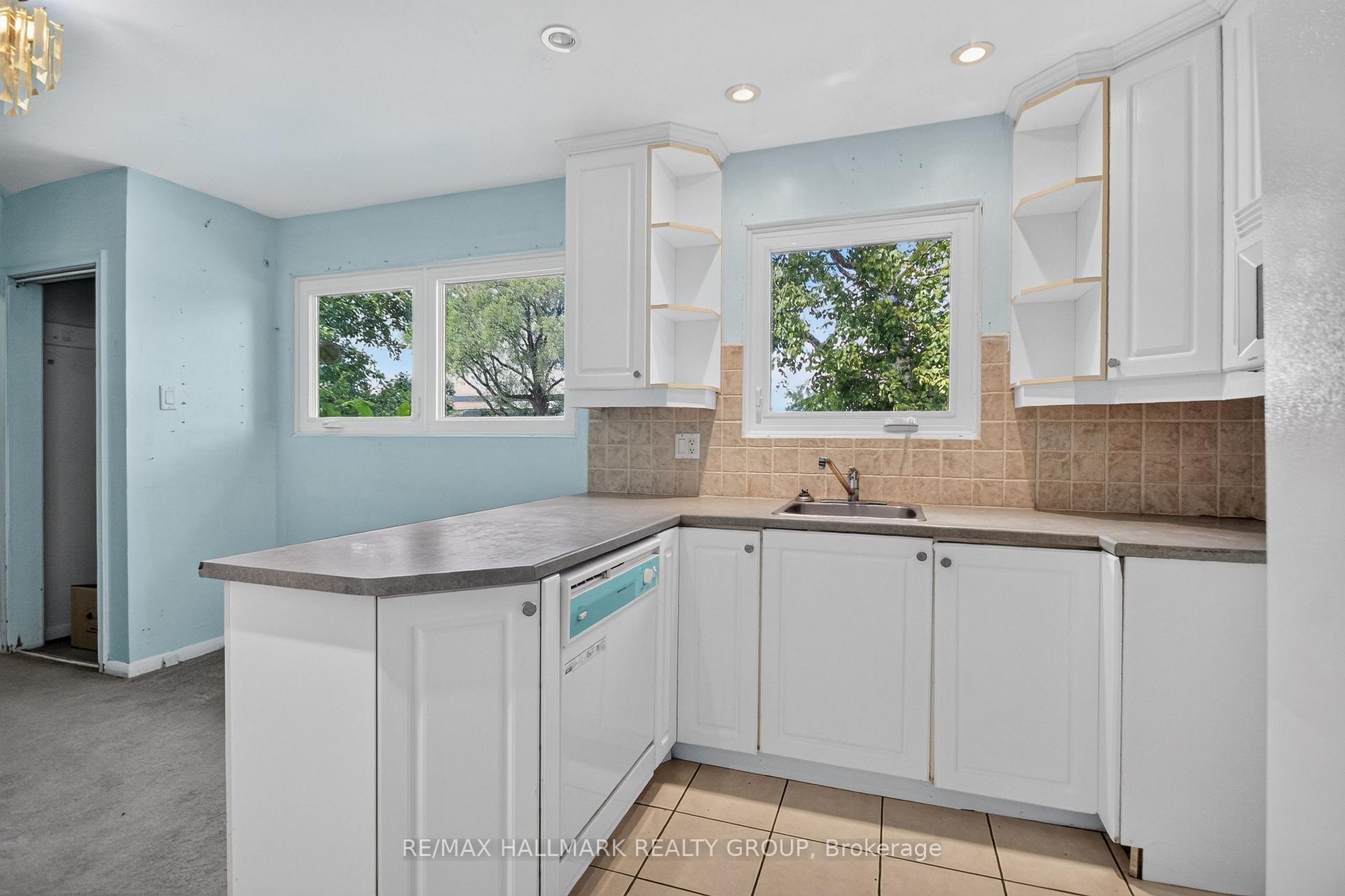 Photo 3 of 118 Knoxdale Road, Ottawa, Manordale — HOMEH