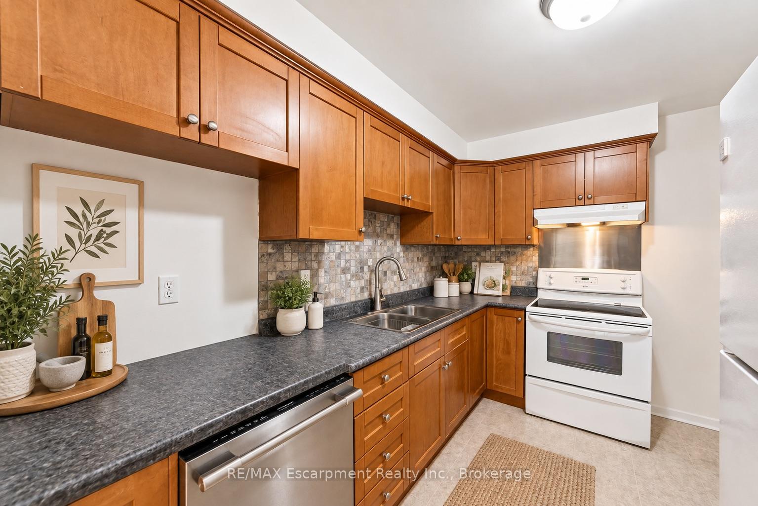 Photo 14 of Unit 52, 2380 Bromsgrove Road, Mississauga, Clarkson — HOMEH