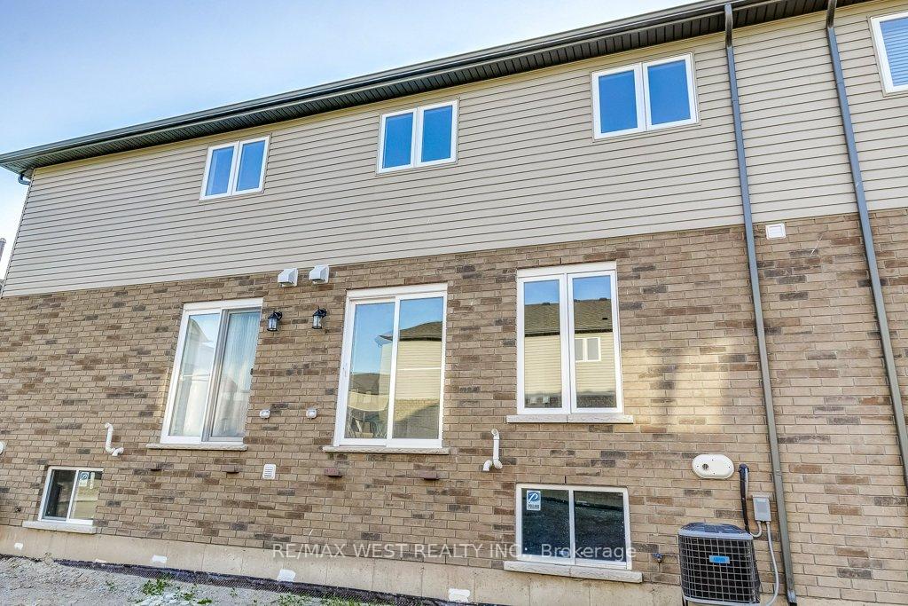 Photo 32 of 4 Glade Lane, Hamilton, Rural Glanbrook — HOMEH