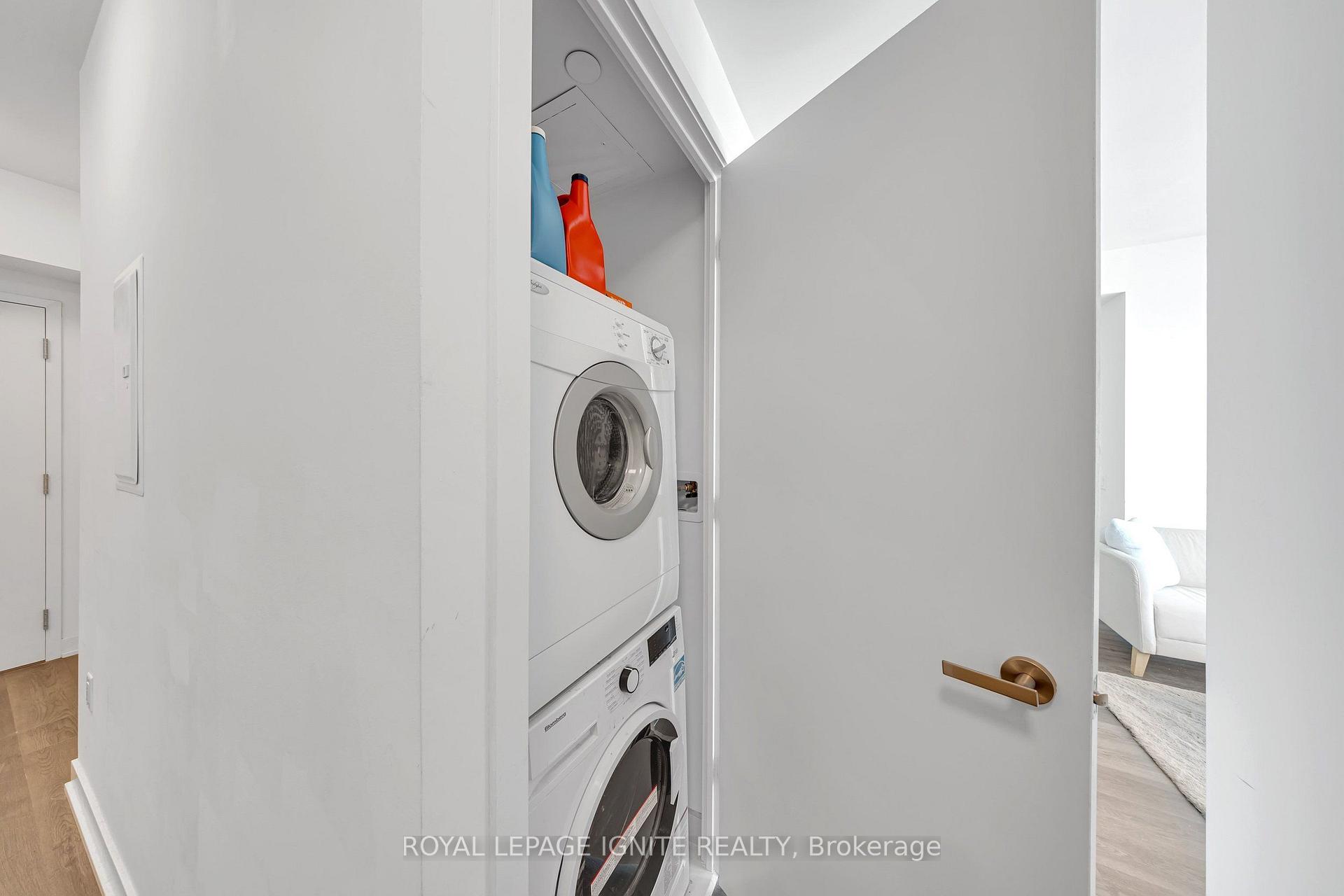 Photo 8 of Unit 3301, 3900 Confederation Parkway, Mississauga, City Centre — HOMEH