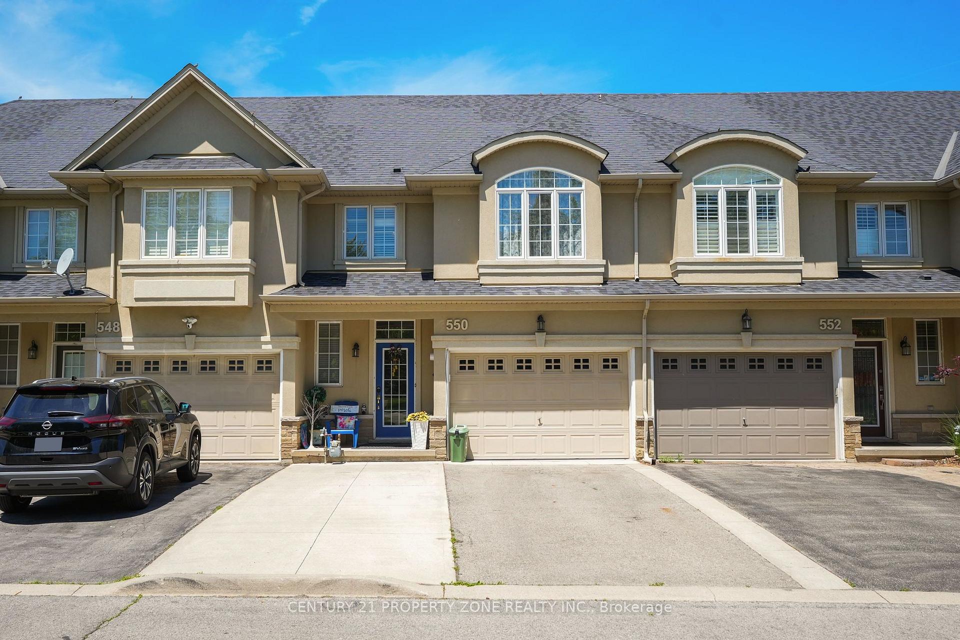 Photo 2 of 550 Stonehenge Drive, Hamilton, Meadowlands — HOMEH