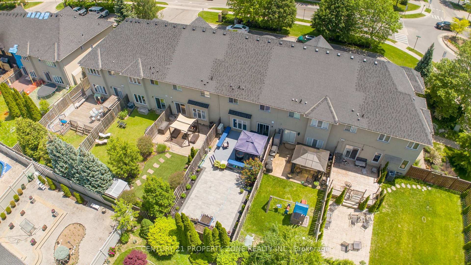 Photo 3 of 550 Stonehenge Drive, Hamilton, Meadowlands — HOMEH