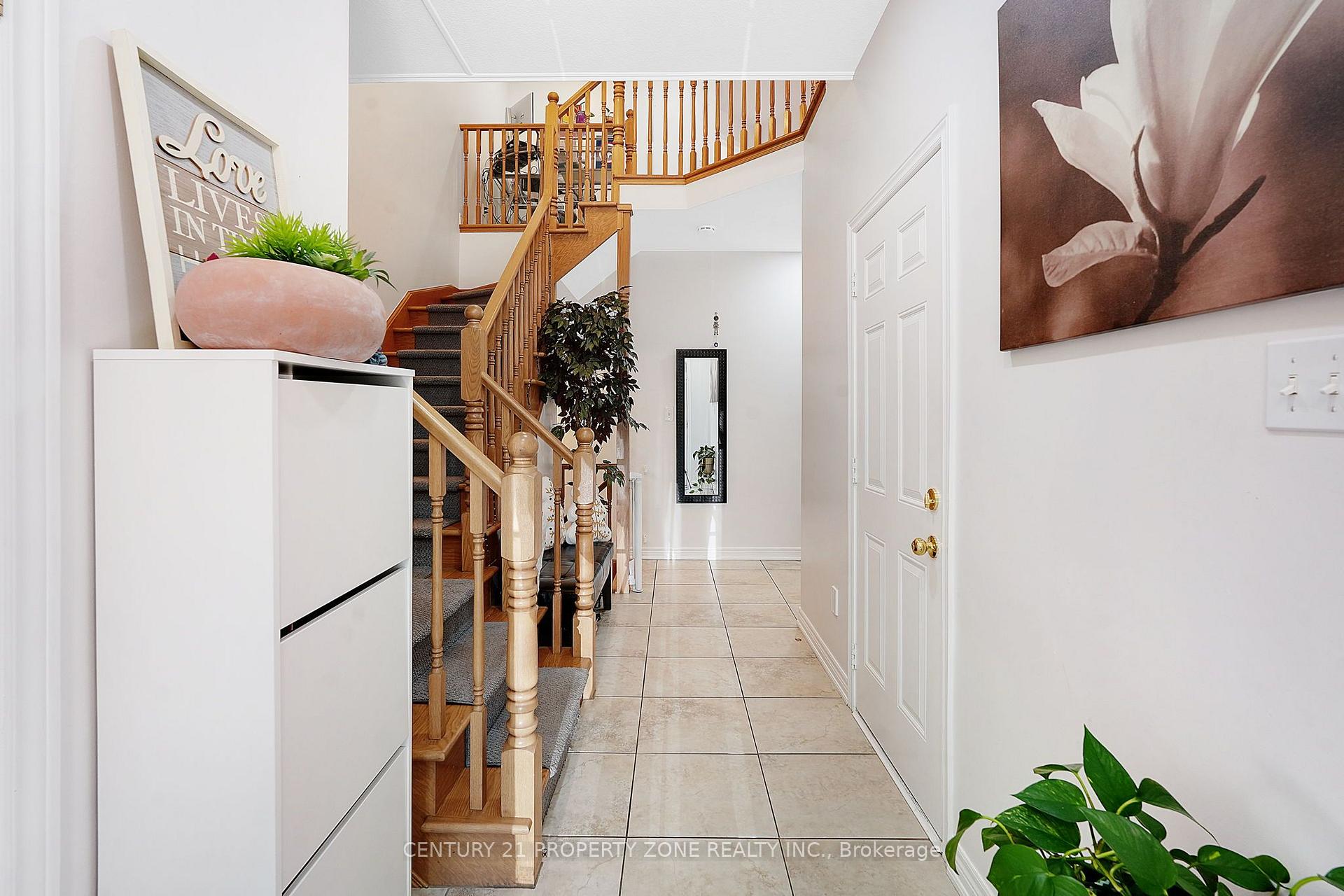Photo 9 of 550 Stonehenge Drive, Hamilton, Meadowlands — HOMEH