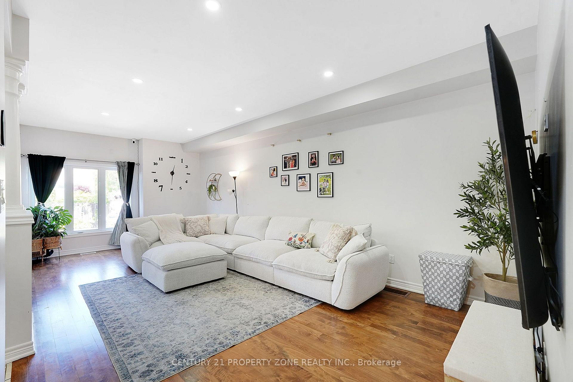 Photo 11 of 550 Stonehenge Drive, Hamilton, Meadowlands — HOMEH