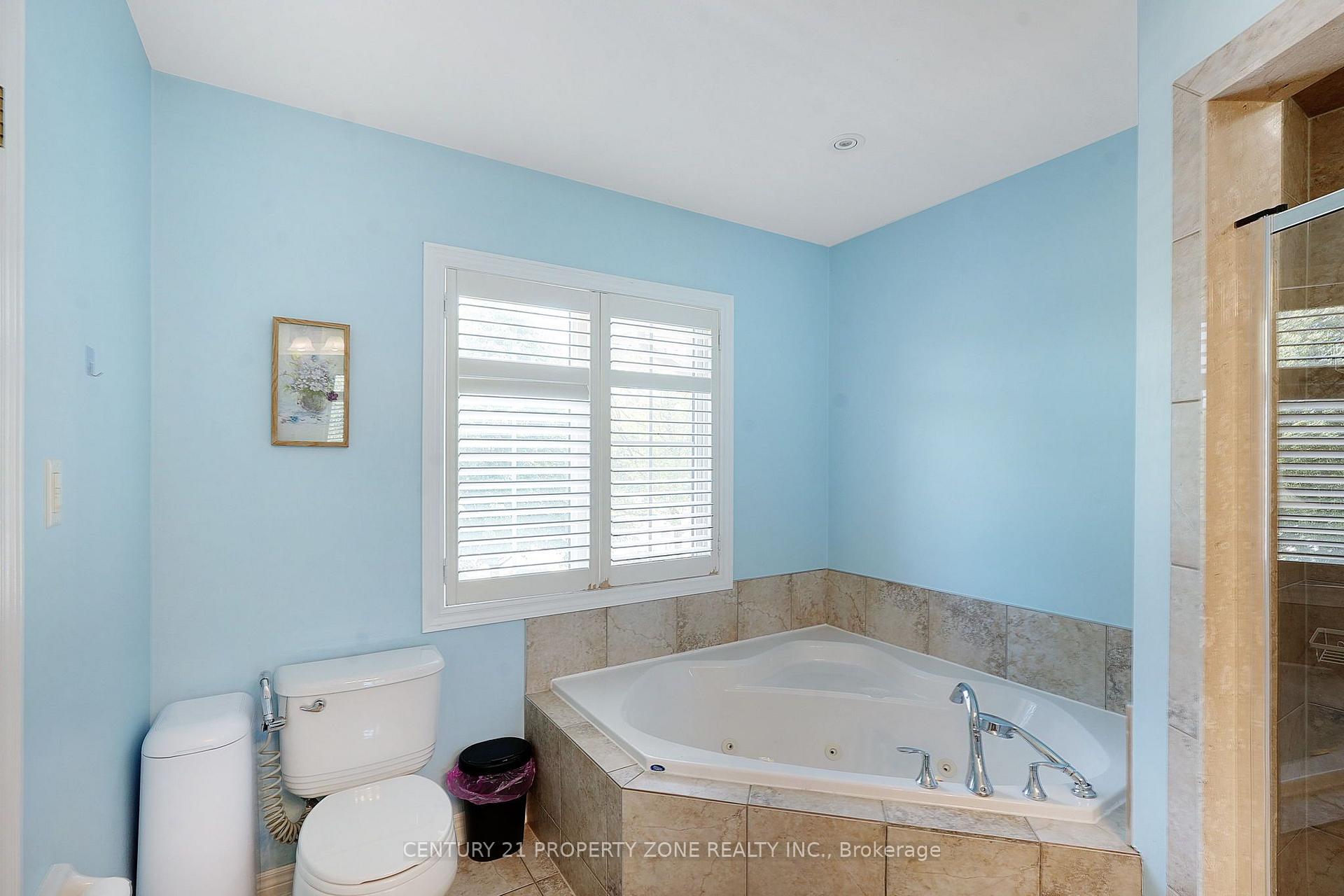 Photo 22 of 550 Stonehenge Drive, Hamilton, Meadowlands — HOMEH