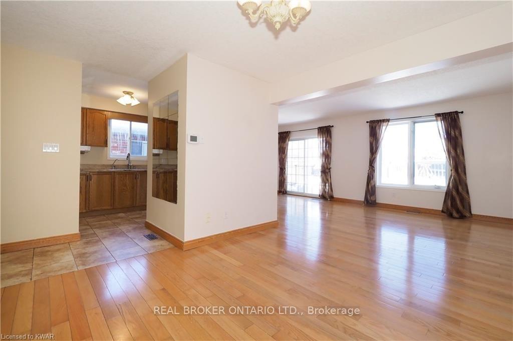 Photo 6 of Unit Unit A, 258 Inverhuron Crescent, Waterloo, Conservation Meadows — HOMEH