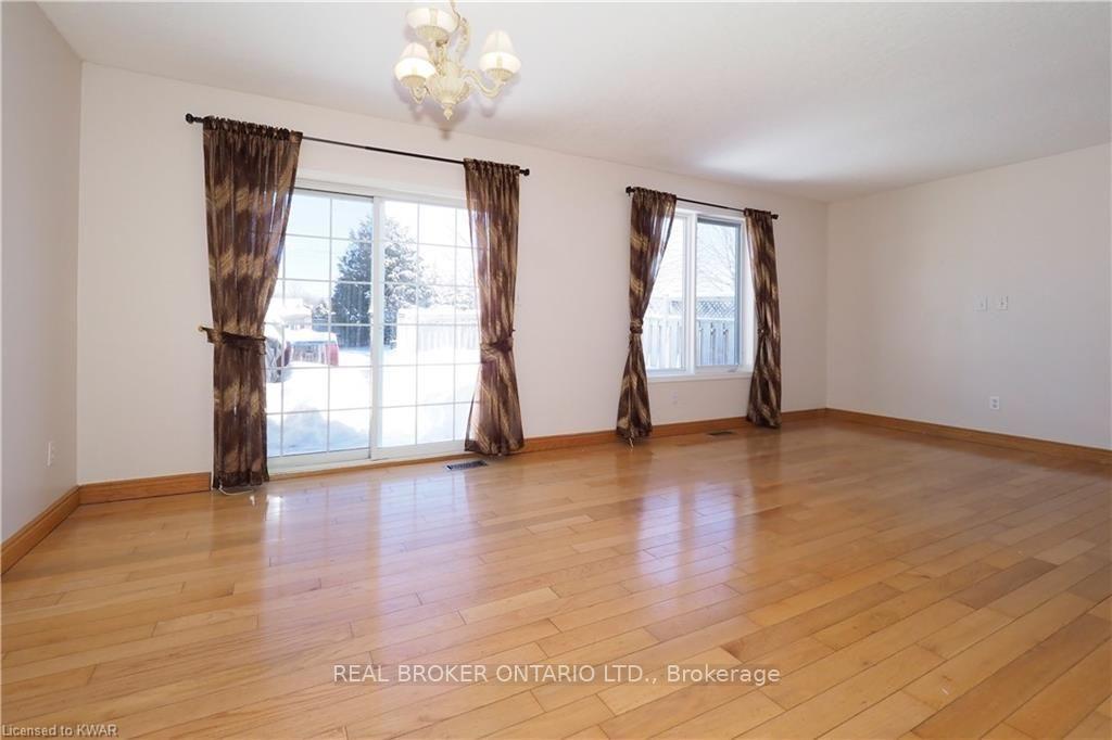 Photo 8 of Unit Unit A, 258 Inverhuron Crescent, Waterloo, Conservation Meadows — HOMEH