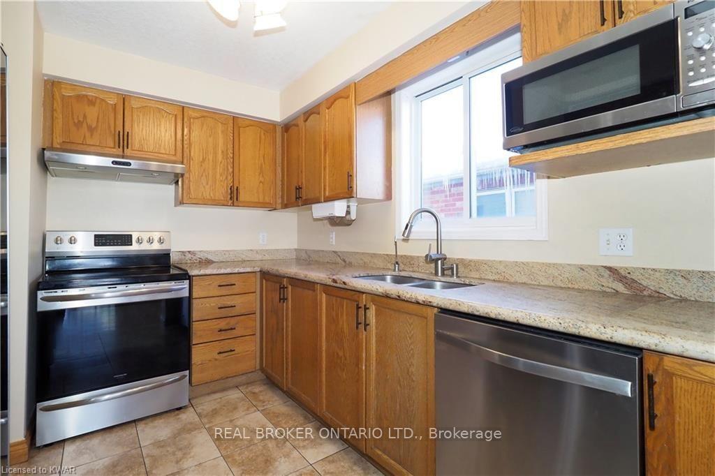 Photo 12 of Unit Unit A, 258 Inverhuron Crescent, Waterloo, Conservation Meadows — HOMEH