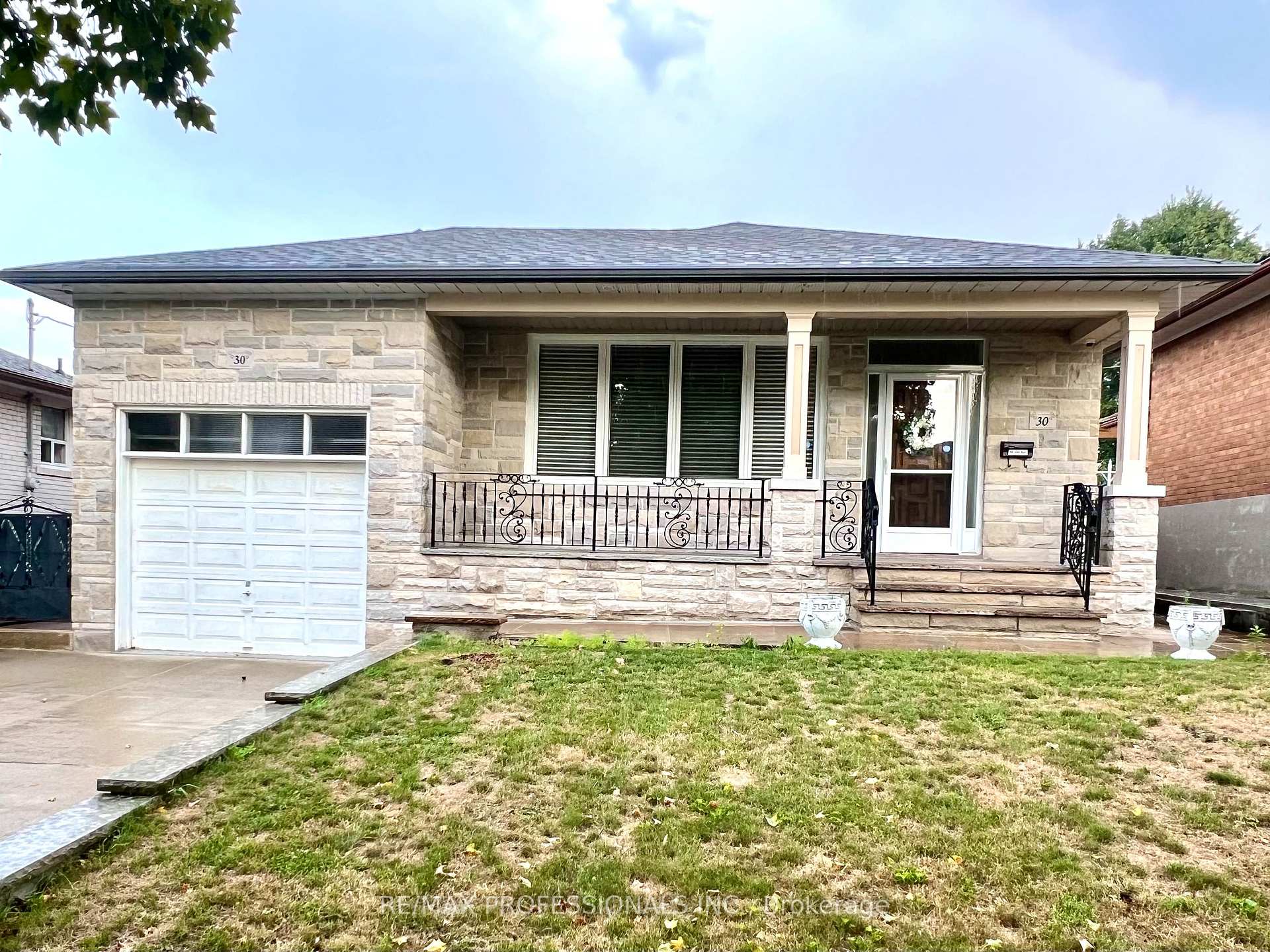 Photo 1 of 30 Lemonwood Drive, Etobicoke, Edenbridge-Humber Valley — HOMEH