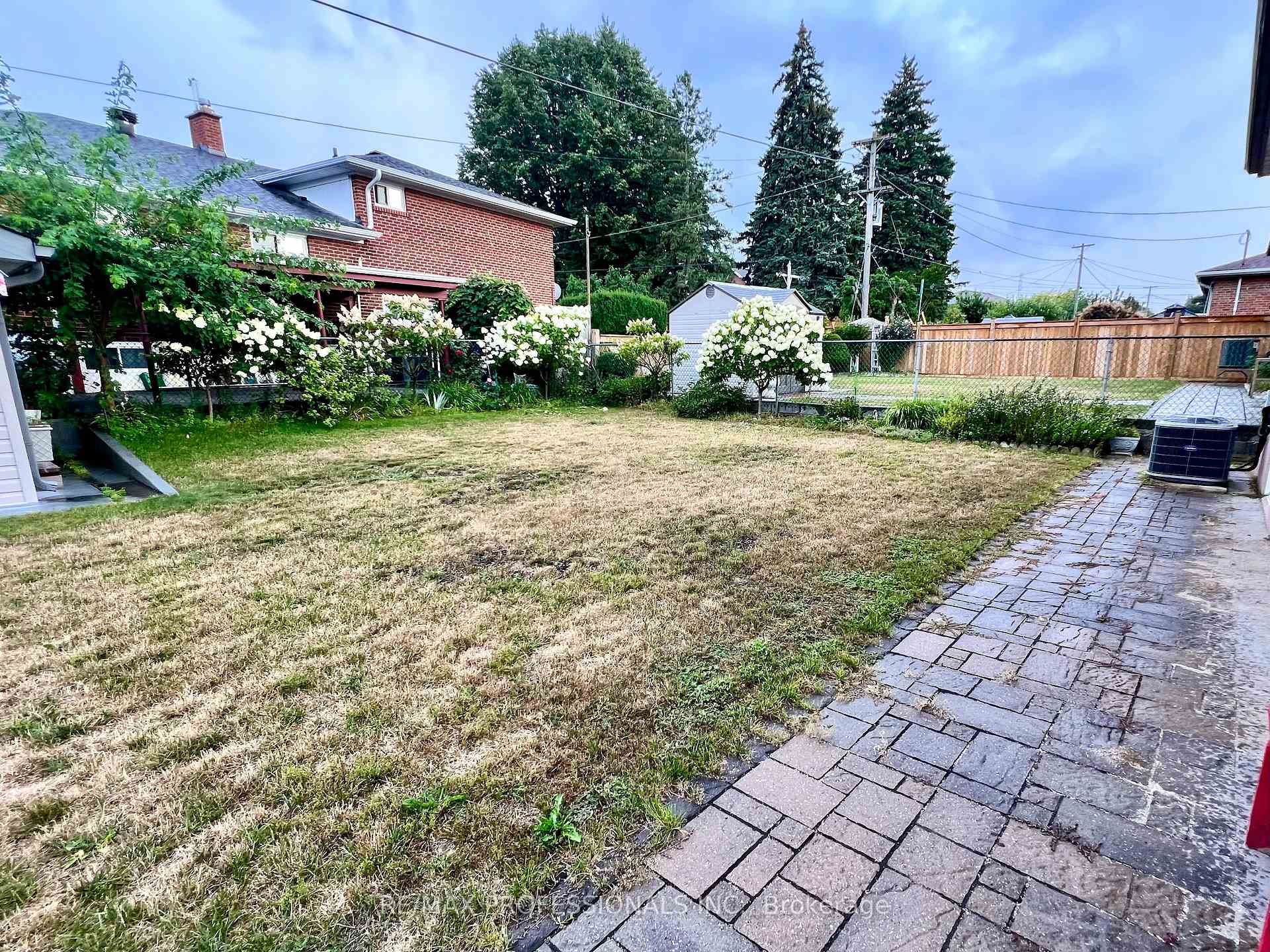 Photo 3 of 30 Lemonwood Drive, Etobicoke, Edenbridge-Humber Valley — HOMEH