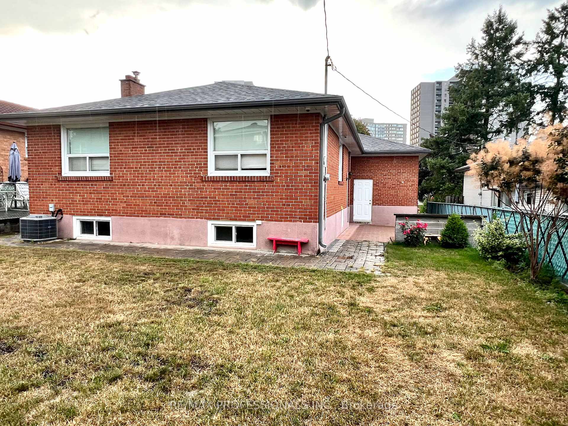 Photo 4 of 30 Lemonwood Drive, Etobicoke, Edenbridge-Humber Valley — HOMEH
