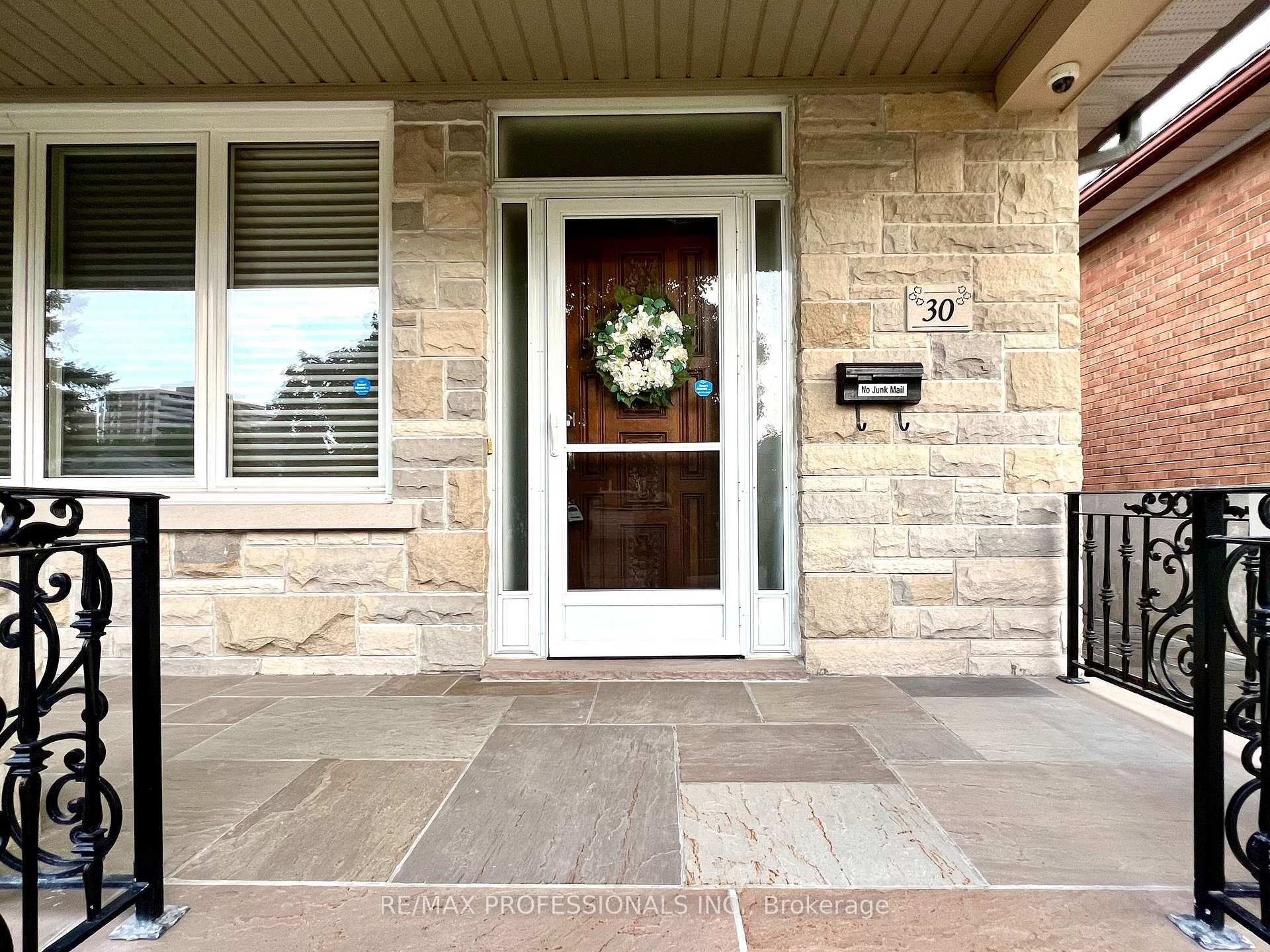 Photo 5 of 30 Lemonwood Drive, Etobicoke, Edenbridge-Humber Valley — HOMEH