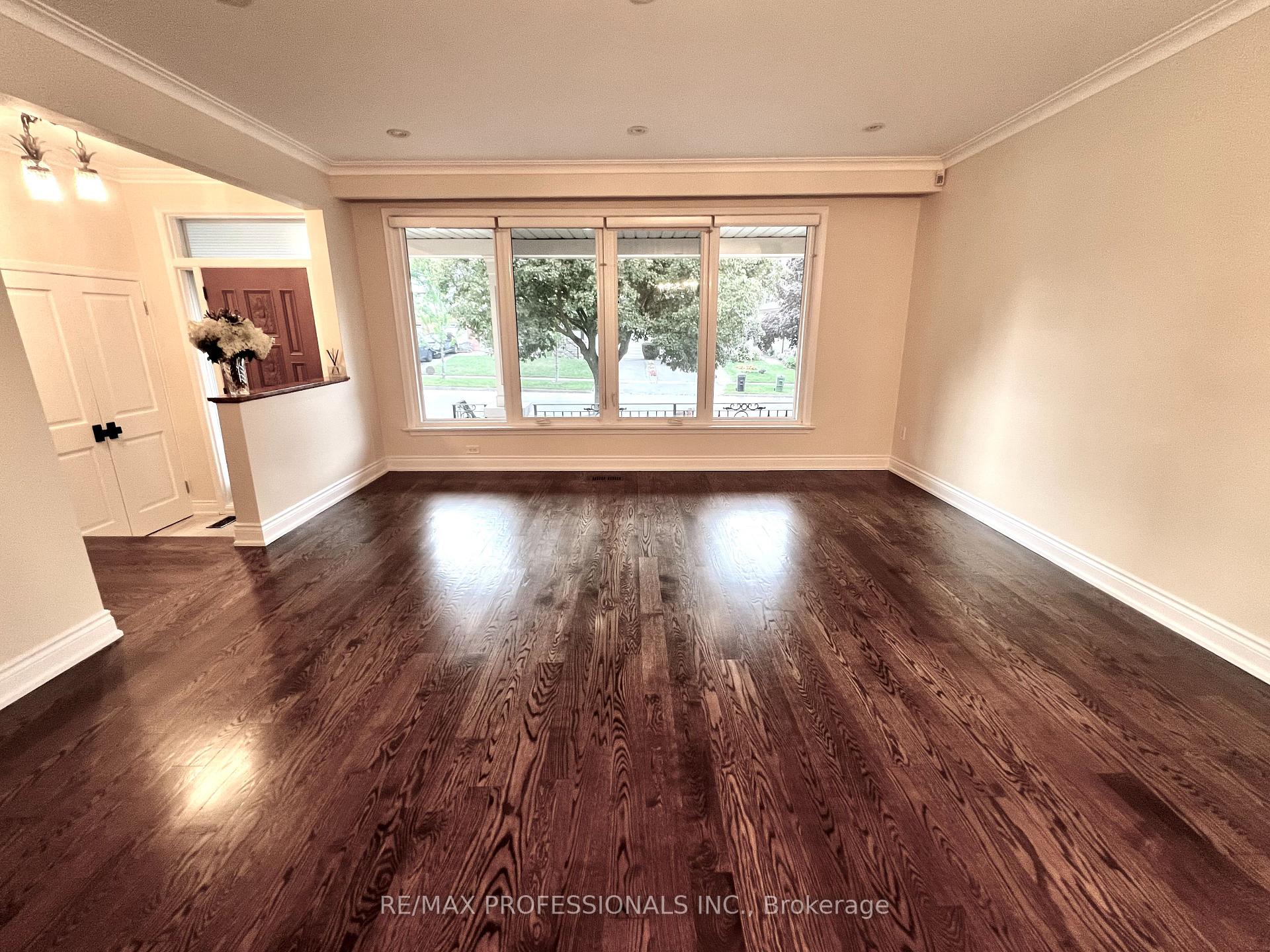 Photo 7 of 30 Lemonwood Drive, Etobicoke, Edenbridge-Humber Valley — HOMEH