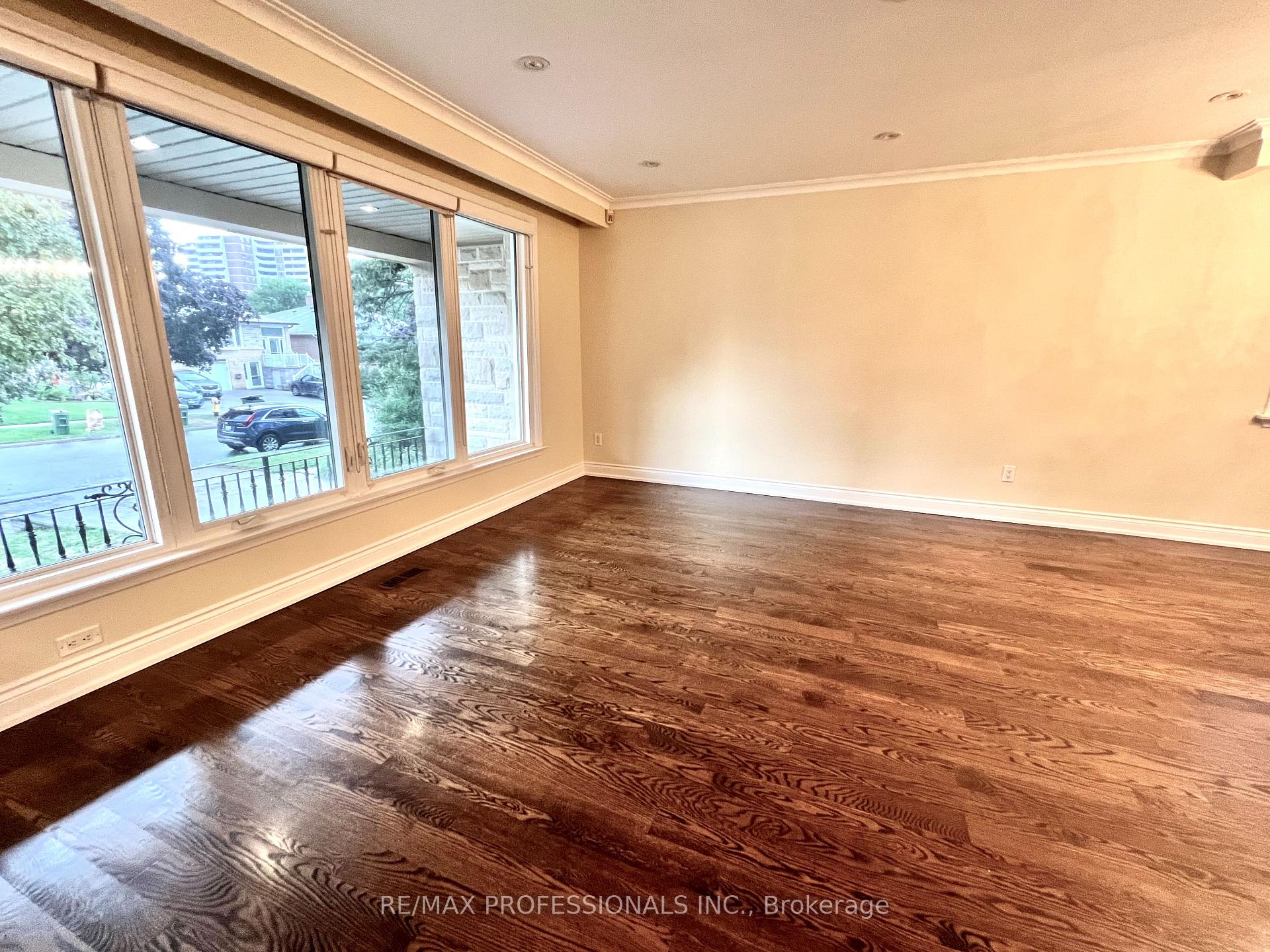 Photo 8 of 30 Lemonwood Drive, Etobicoke, Edenbridge-Humber Valley — HOMEH