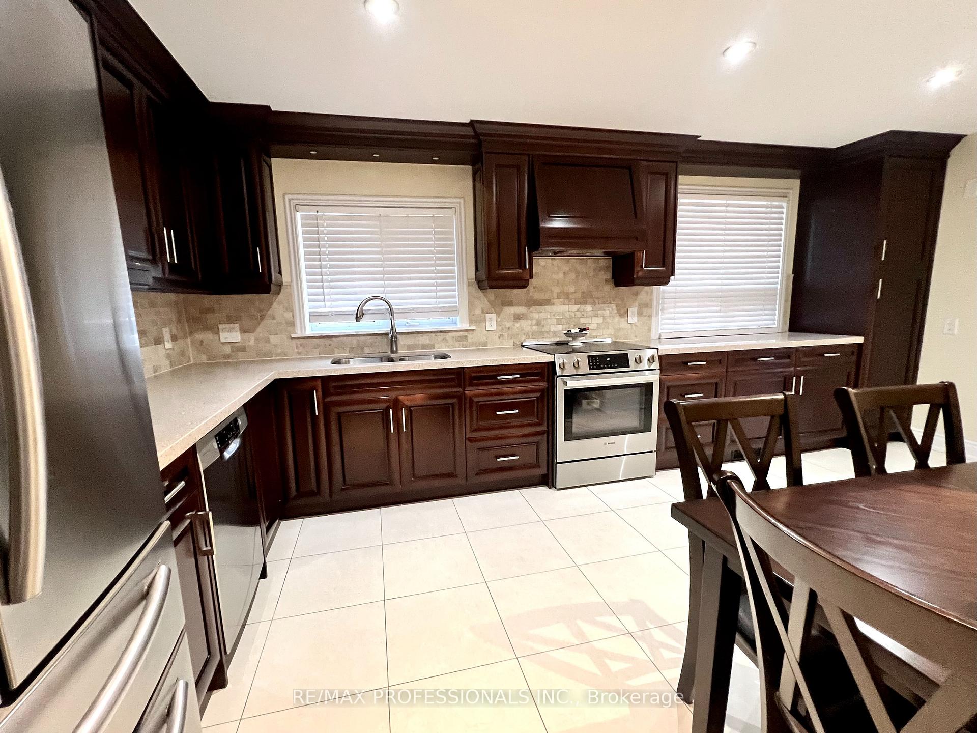 Photo 9 of 30 Lemonwood Drive, Etobicoke, Edenbridge-Humber Valley — HOMEH