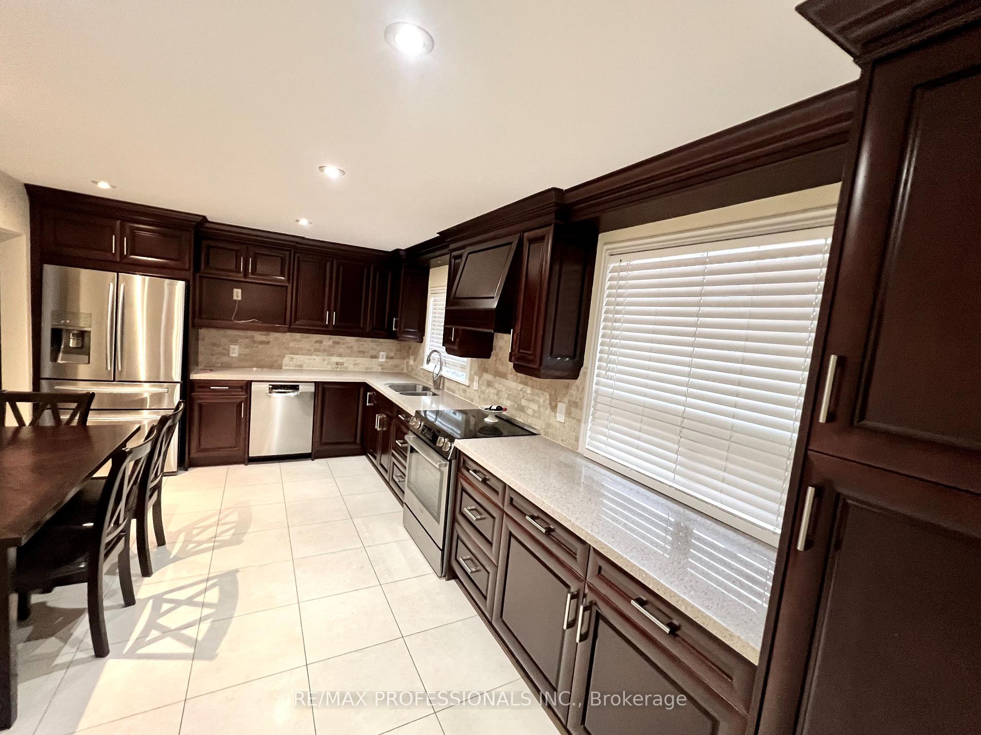 Photo 10 of 30 Lemonwood Drive, Etobicoke, Edenbridge-Humber Valley — HOMEH