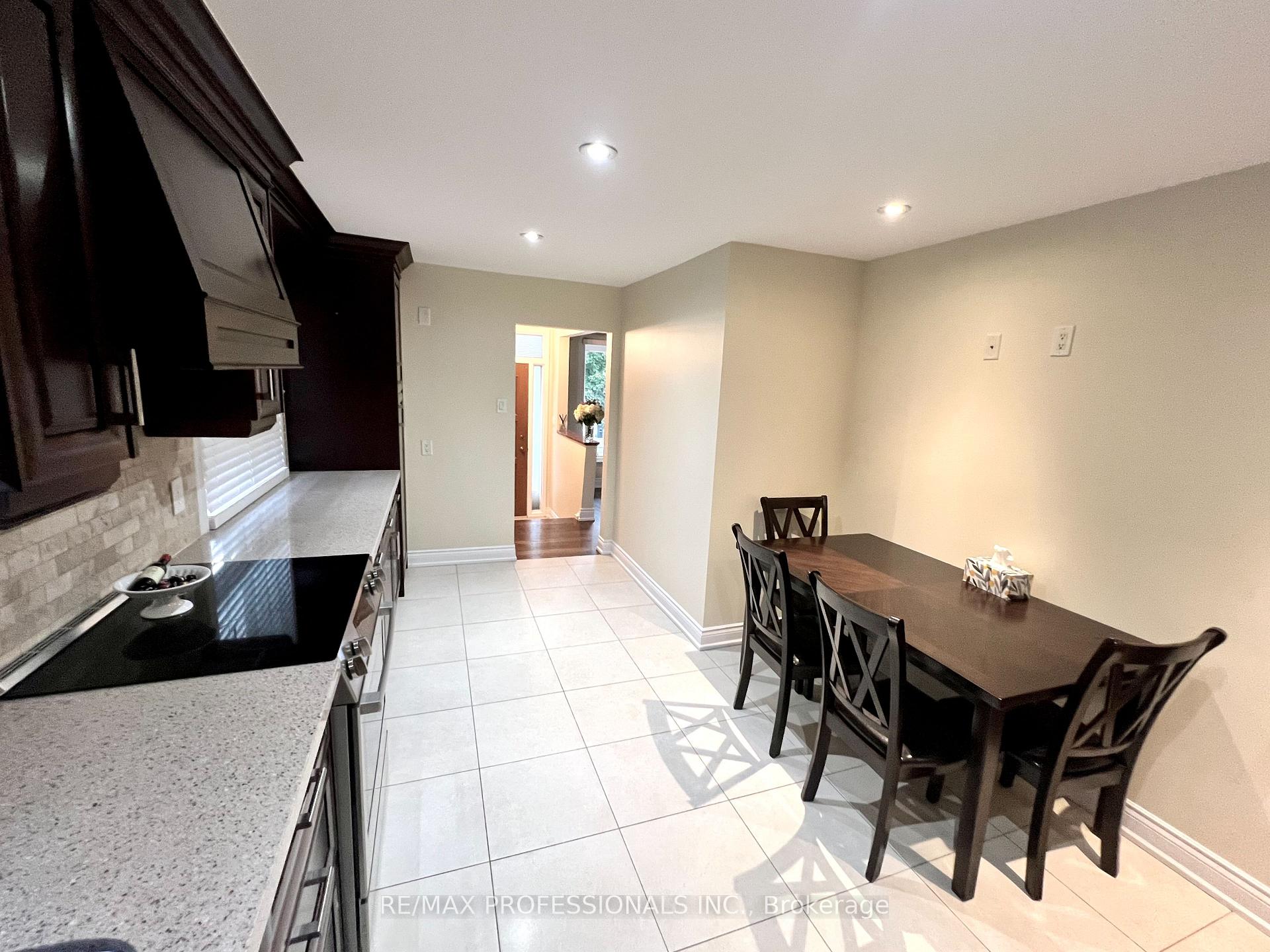 Photo 11 of 30 Lemonwood Drive, Etobicoke, Edenbridge-Humber Valley — HOMEH