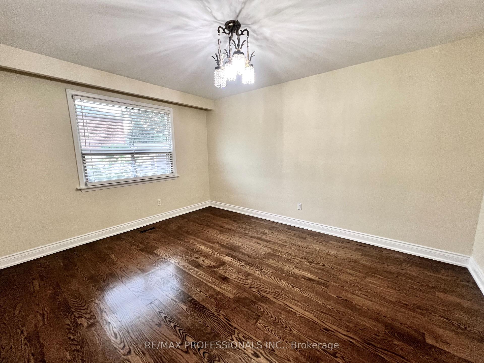 Photo 18 of 30 Lemonwood Drive, Etobicoke, Edenbridge-Humber Valley — HOMEH