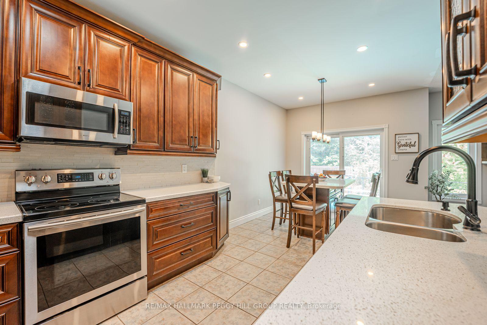 Photo 10 of 2 Purt Court, Barrie, Bayshore — HOMEH
