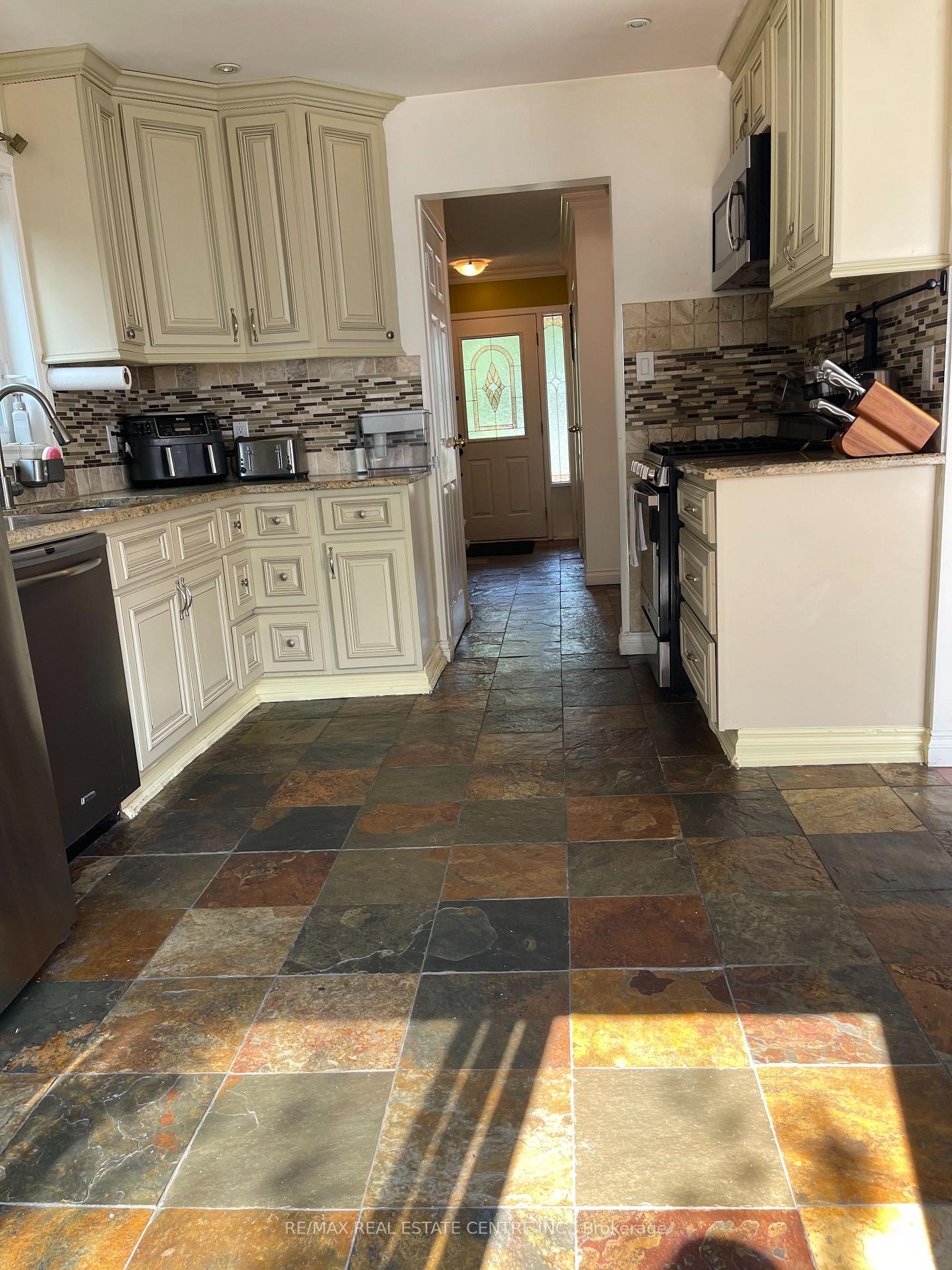 Photo 3 of 3223 Shadetree Drive, Mississauga, Meadowvale — HOMEH