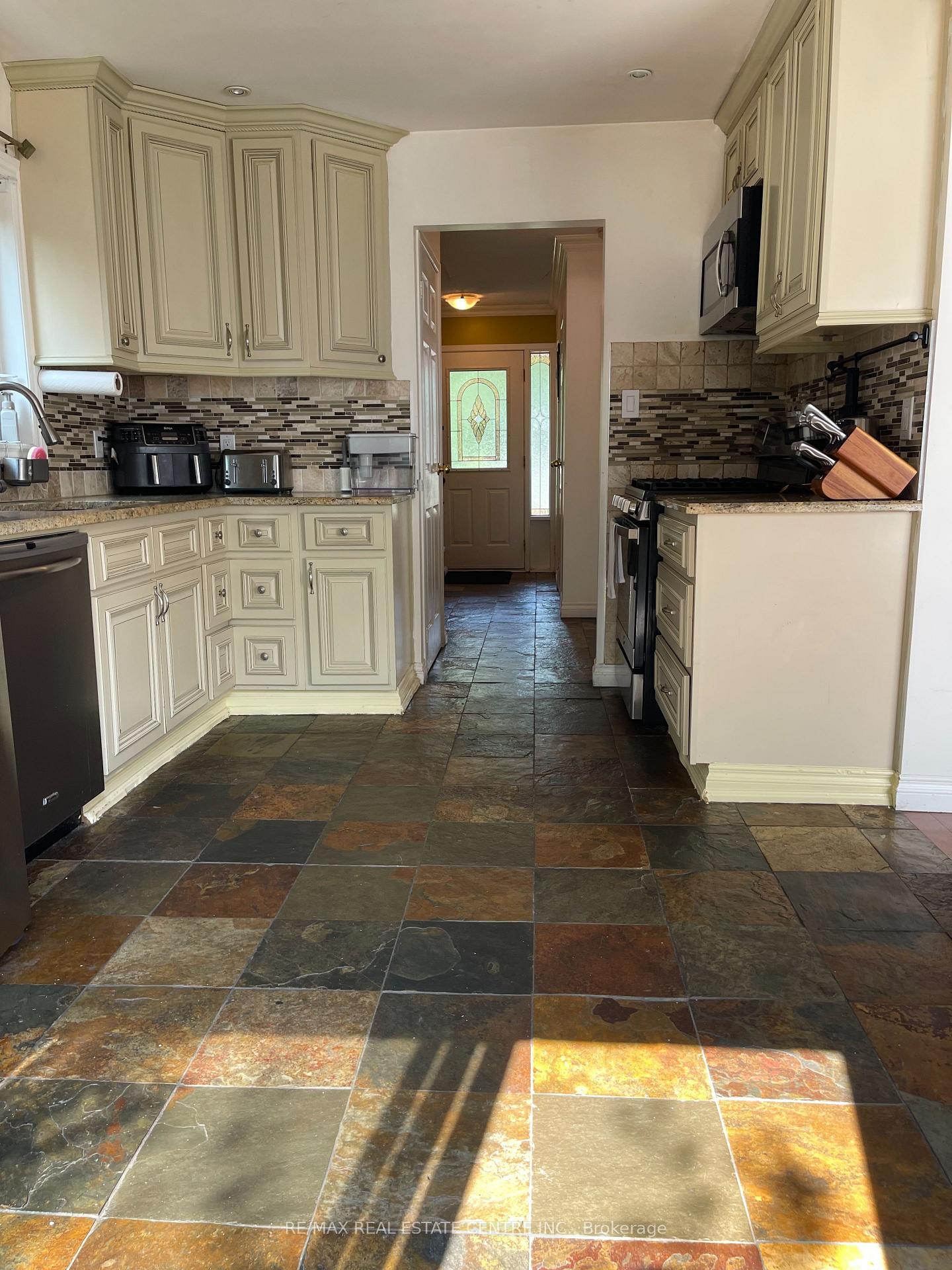Photo 4 of 3223 Shadetree Drive, Mississauga, Meadowvale — HOMEH