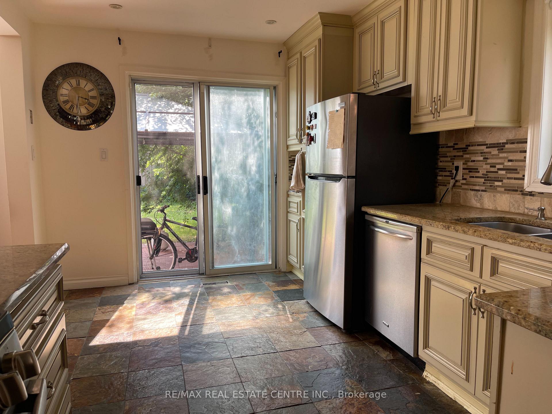 Photo 5 of 3223 Shadetree Drive, Mississauga, Meadowvale — HOMEH