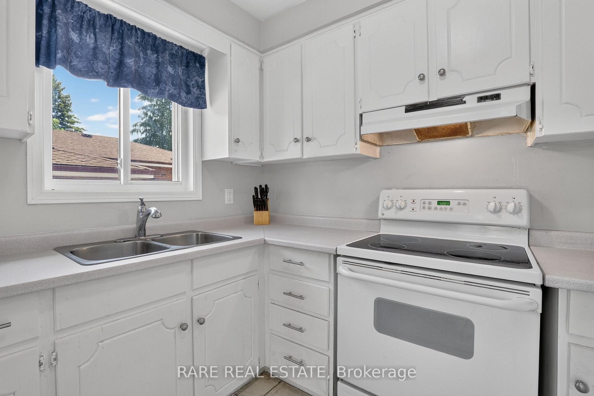 Photo 11 of 38 Lay Street, Barrie, Wellington — HOMEH