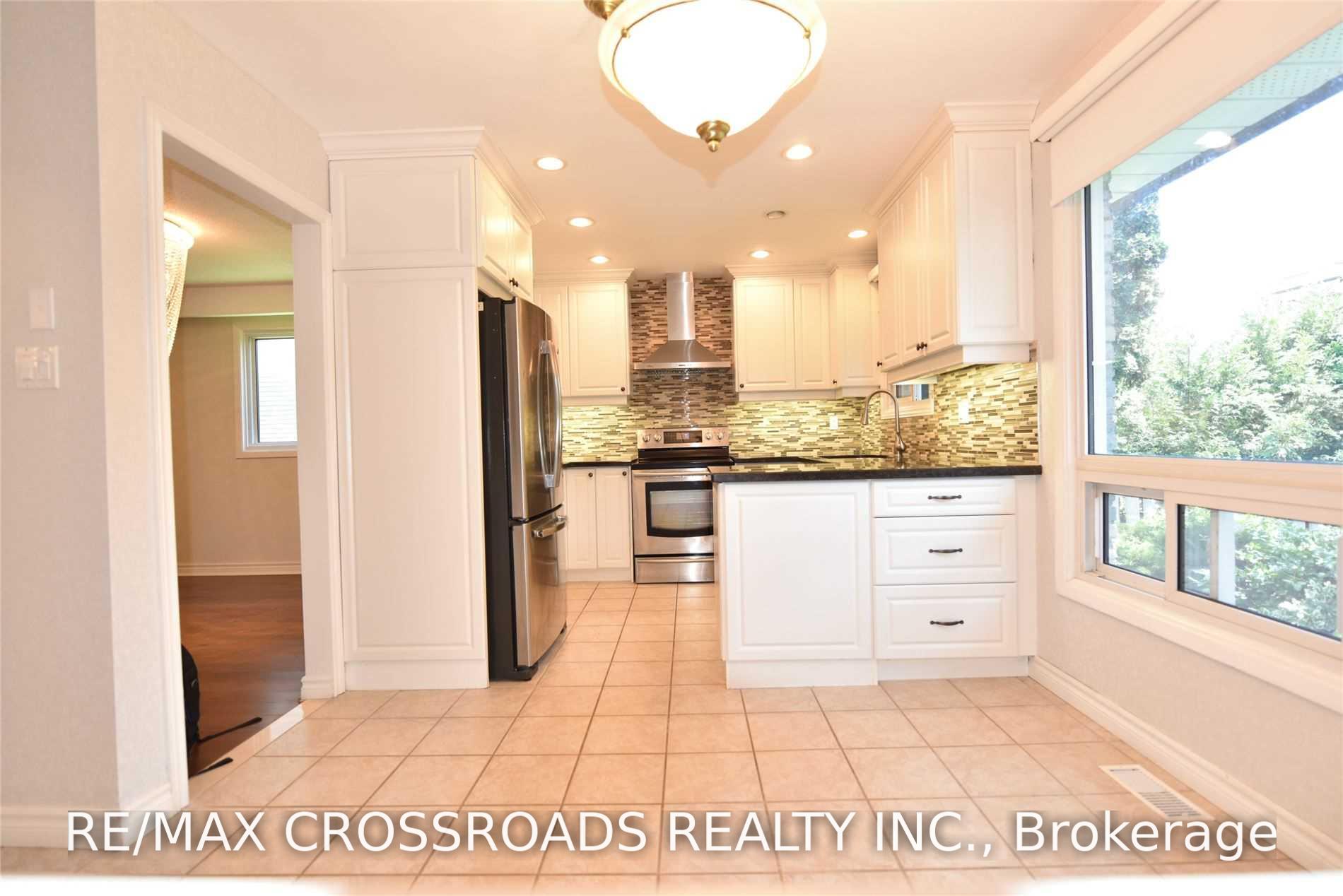 Photo 3 of 52 Emmeloord Crescent, Markham, Unionville — HOMEH