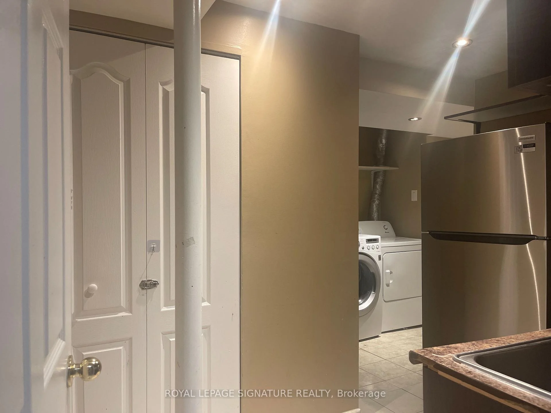 Photo 10 of 37 Whiteface Crescent, Brampton, Fletcher's Meadow — HOMEH