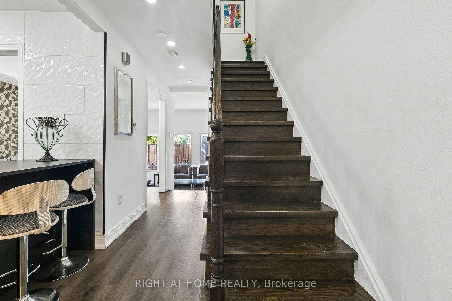 Photo 3 of 12 l'amoreaux Drive, Scarborough, L'Amoreaux — HOMEH