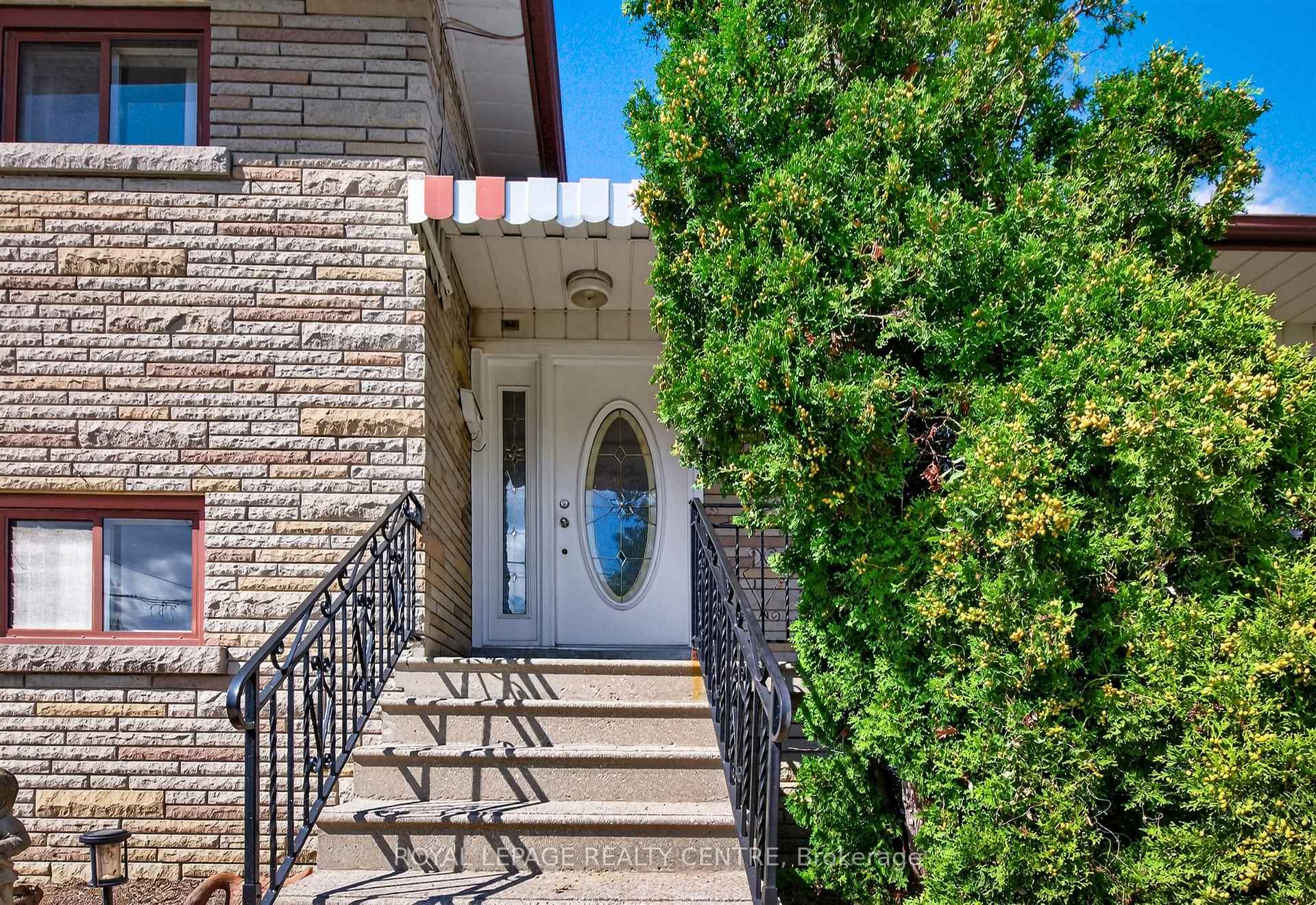 Photo 4 of 22 Euphrasia Drive, North York, Yorkdale-Glen Park — HOMEH
